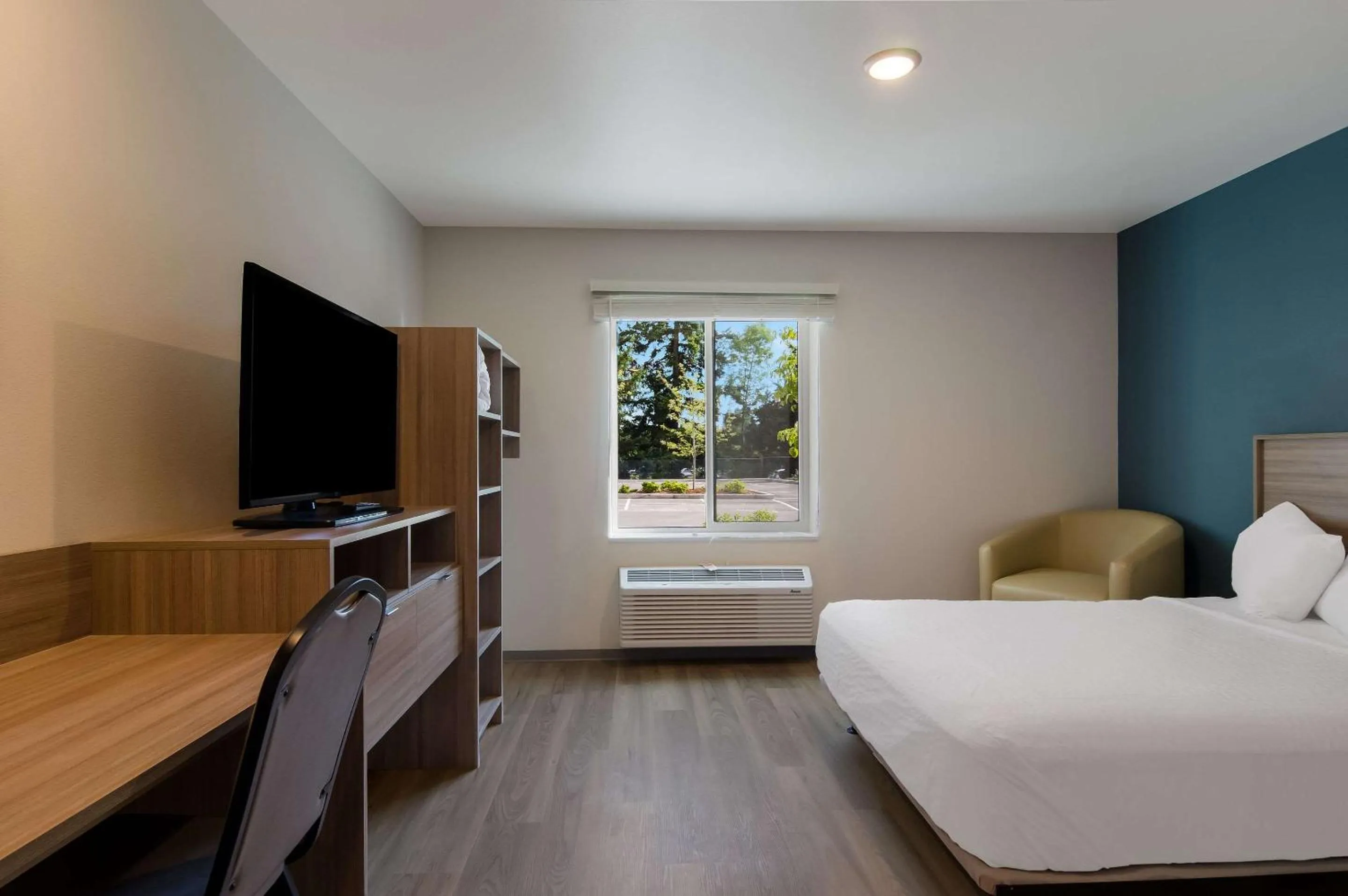 Bedroom, Bed in WoodSpring Suites Olympia - Lacey
