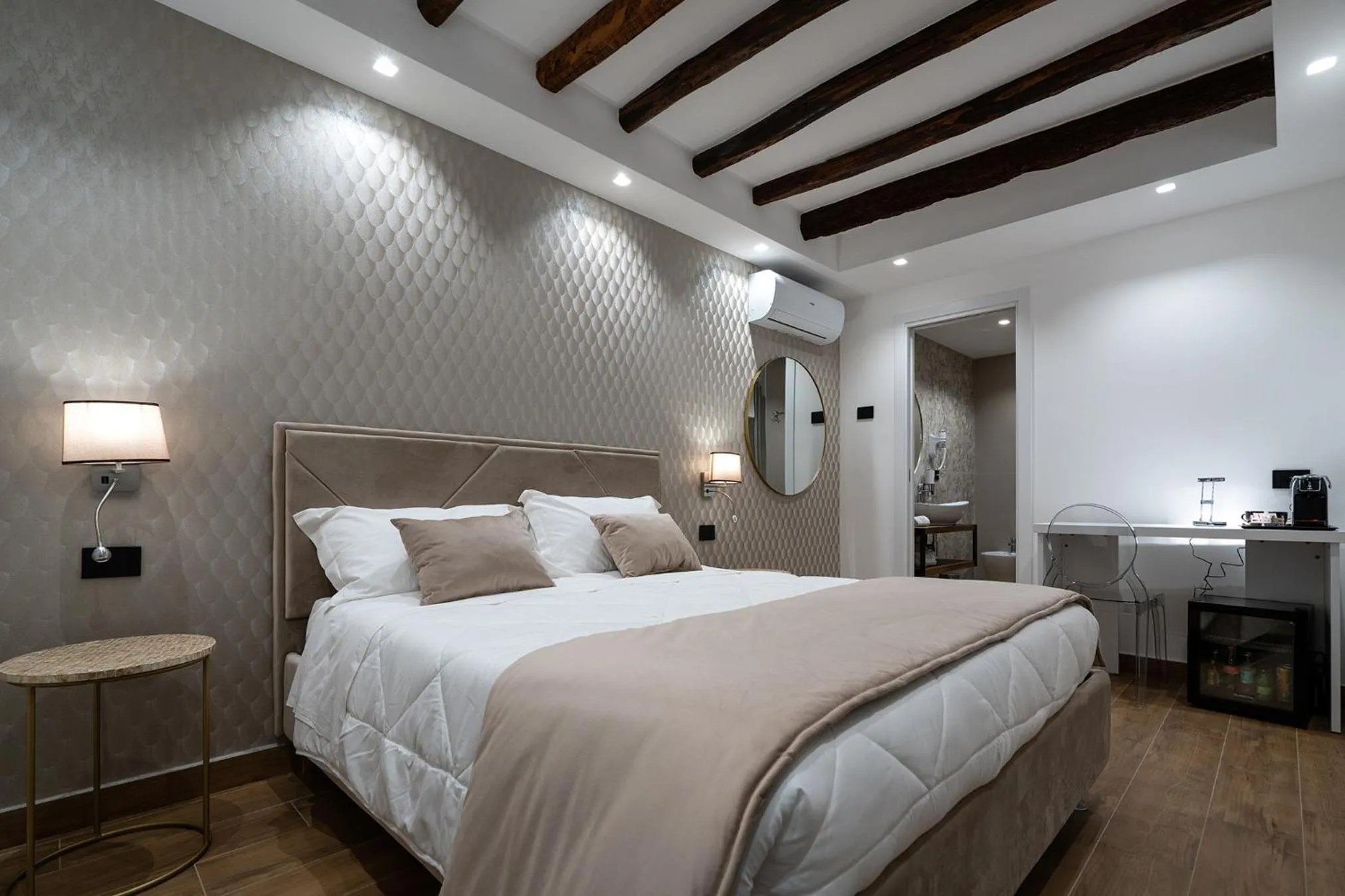 Photo of the whole room, Bed in Sofi' Center Rooms