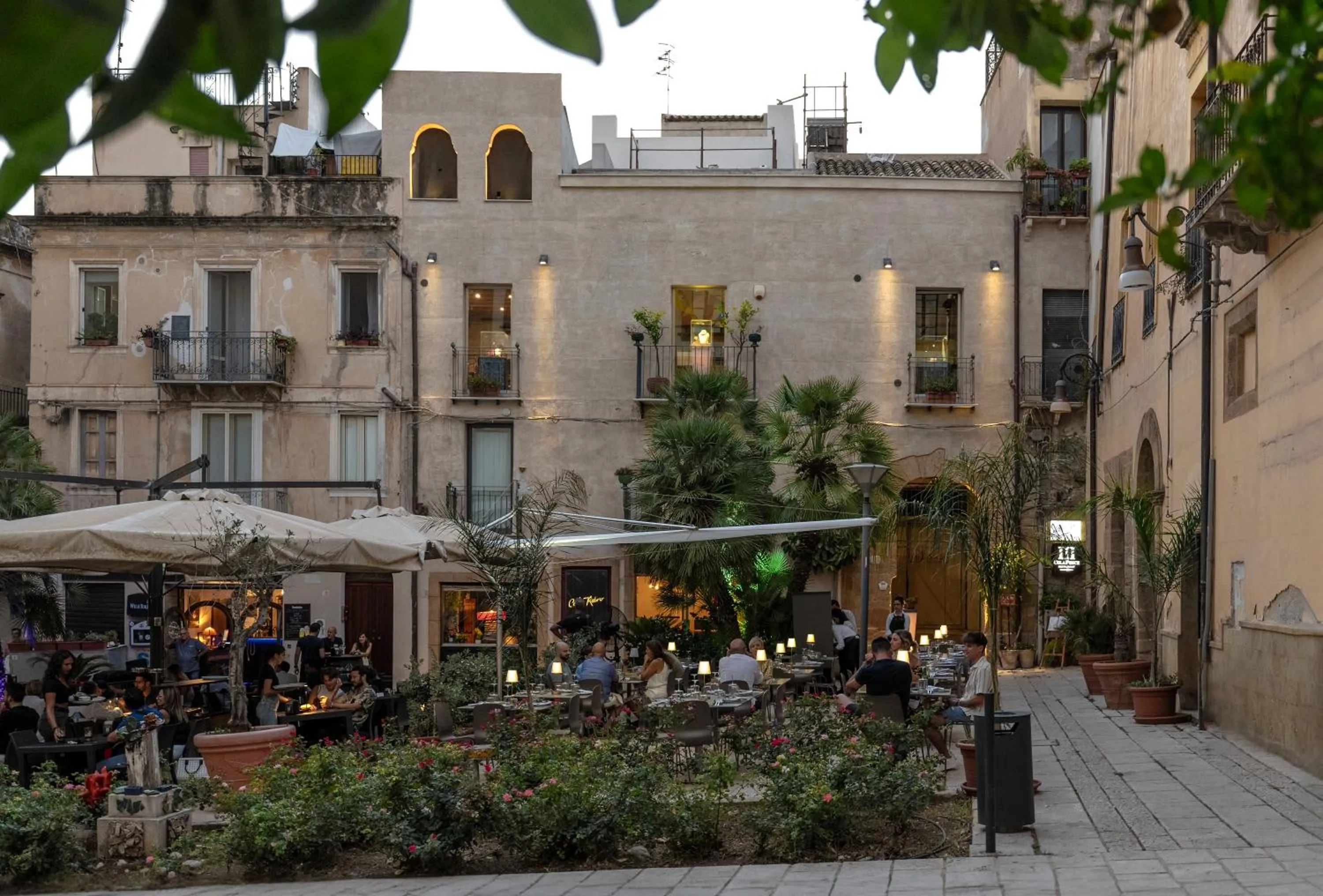 Restaurant/places to eat in Sofi' Center Rooms