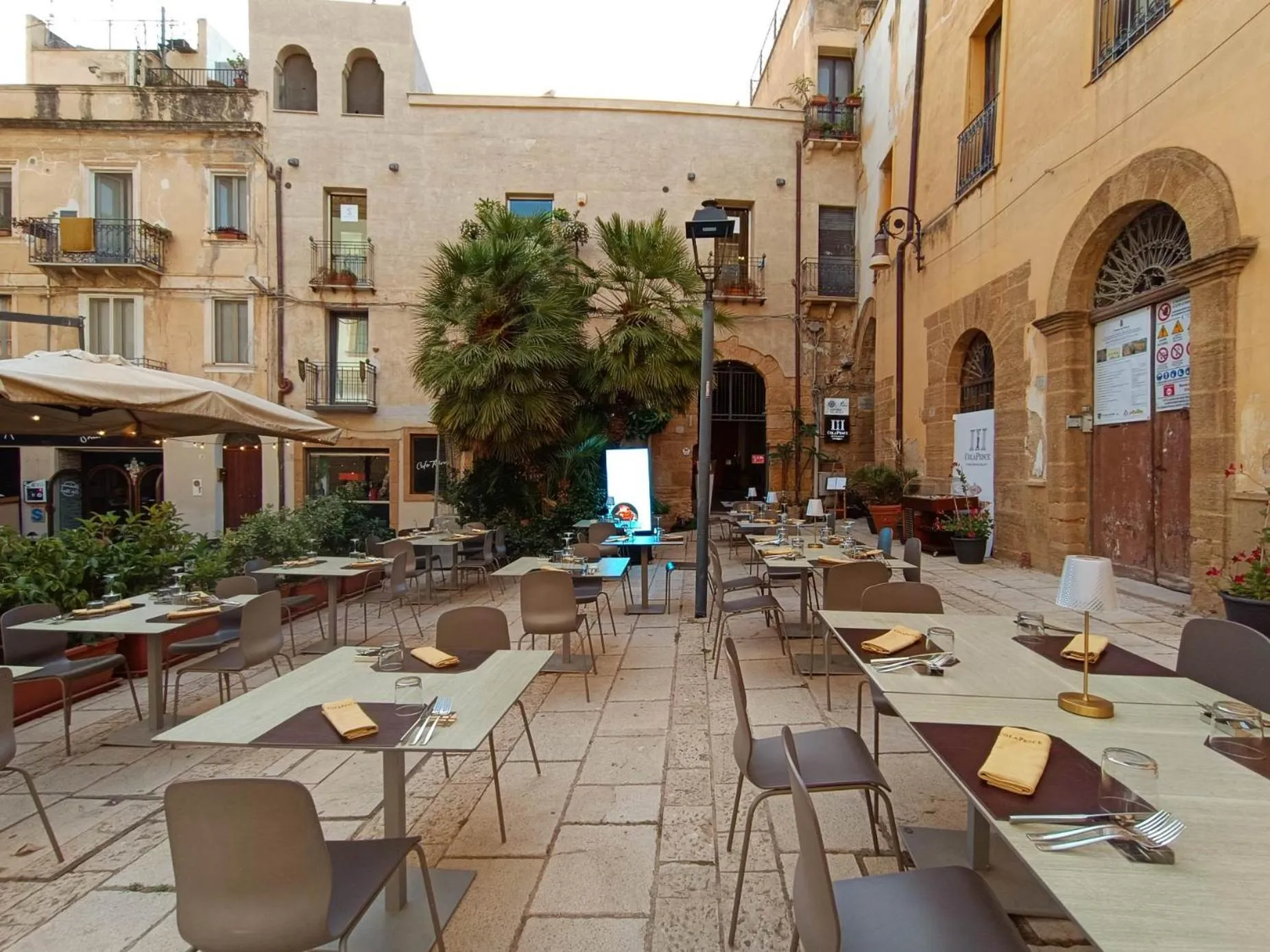 Restaurant/places to eat in Sofi' Center Rooms