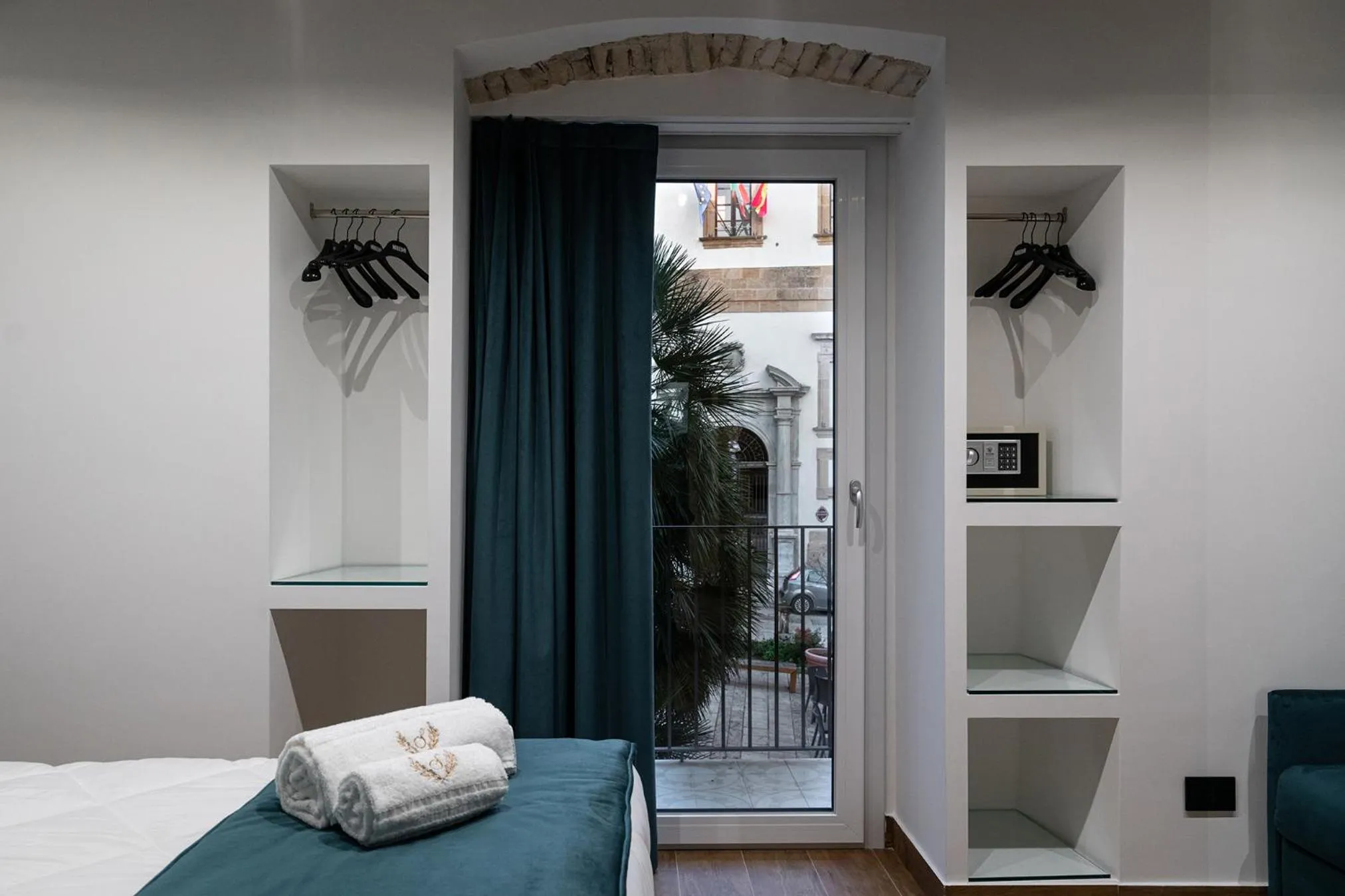 Photo of the whole room, Bed in Sofi' Center Rooms