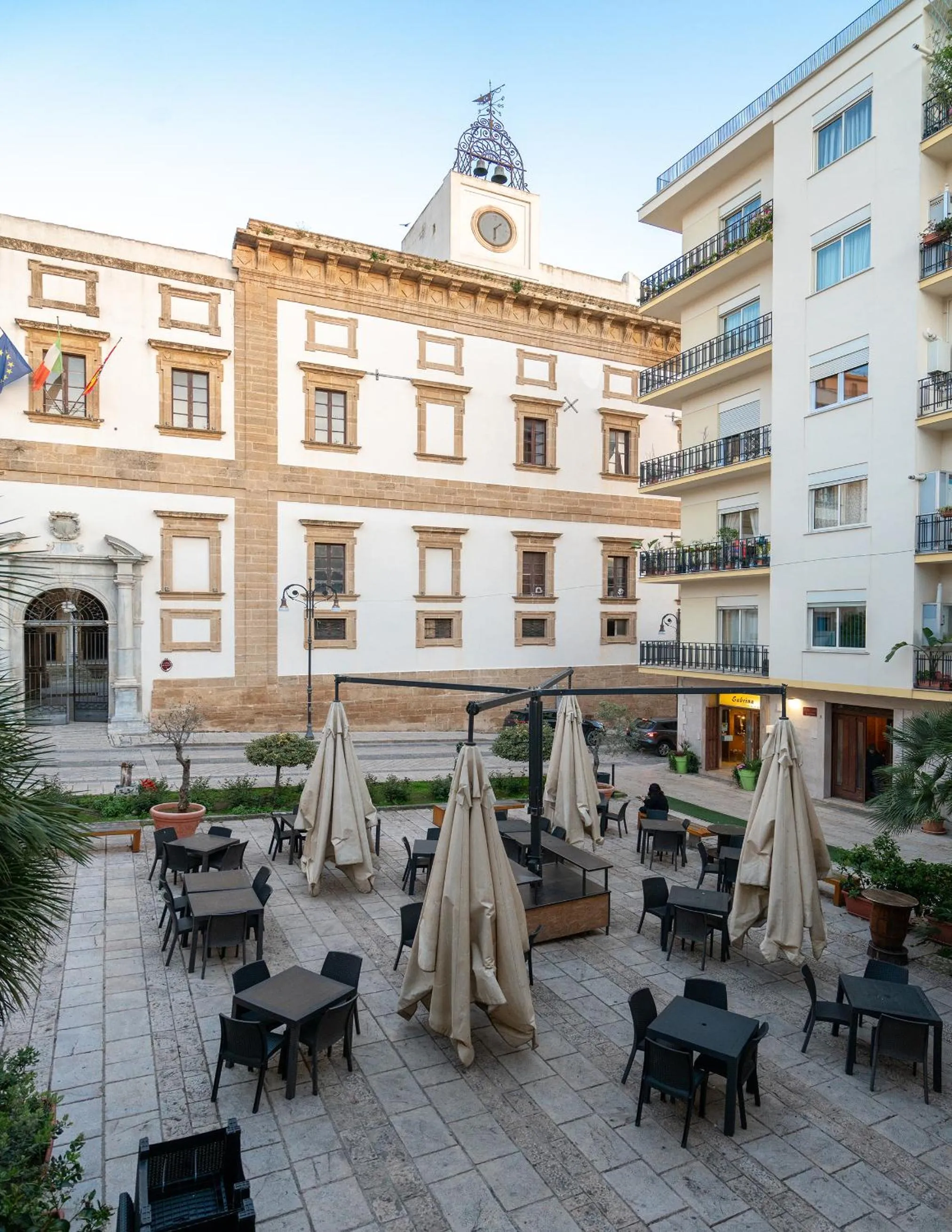 Restaurant/places to eat in Sofi' Center Rooms