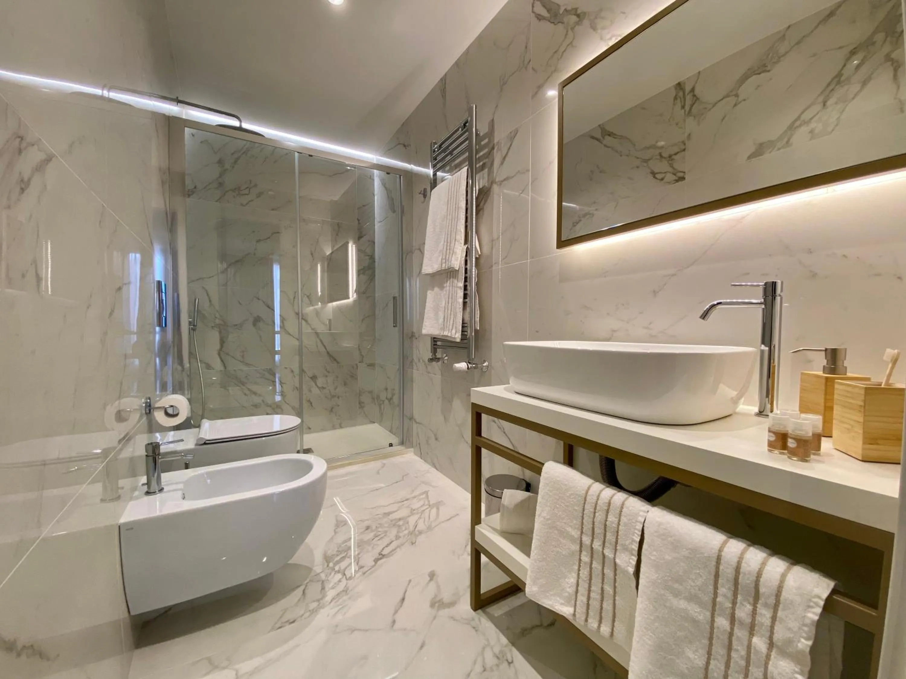 Shower in Salemare Rooms & Suites