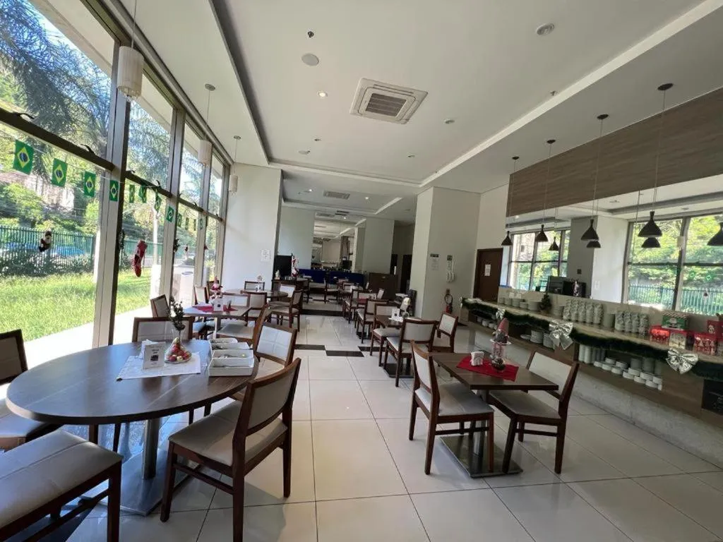 Restaurant/places to eat in Hotel Via Premiere - Rio Centro