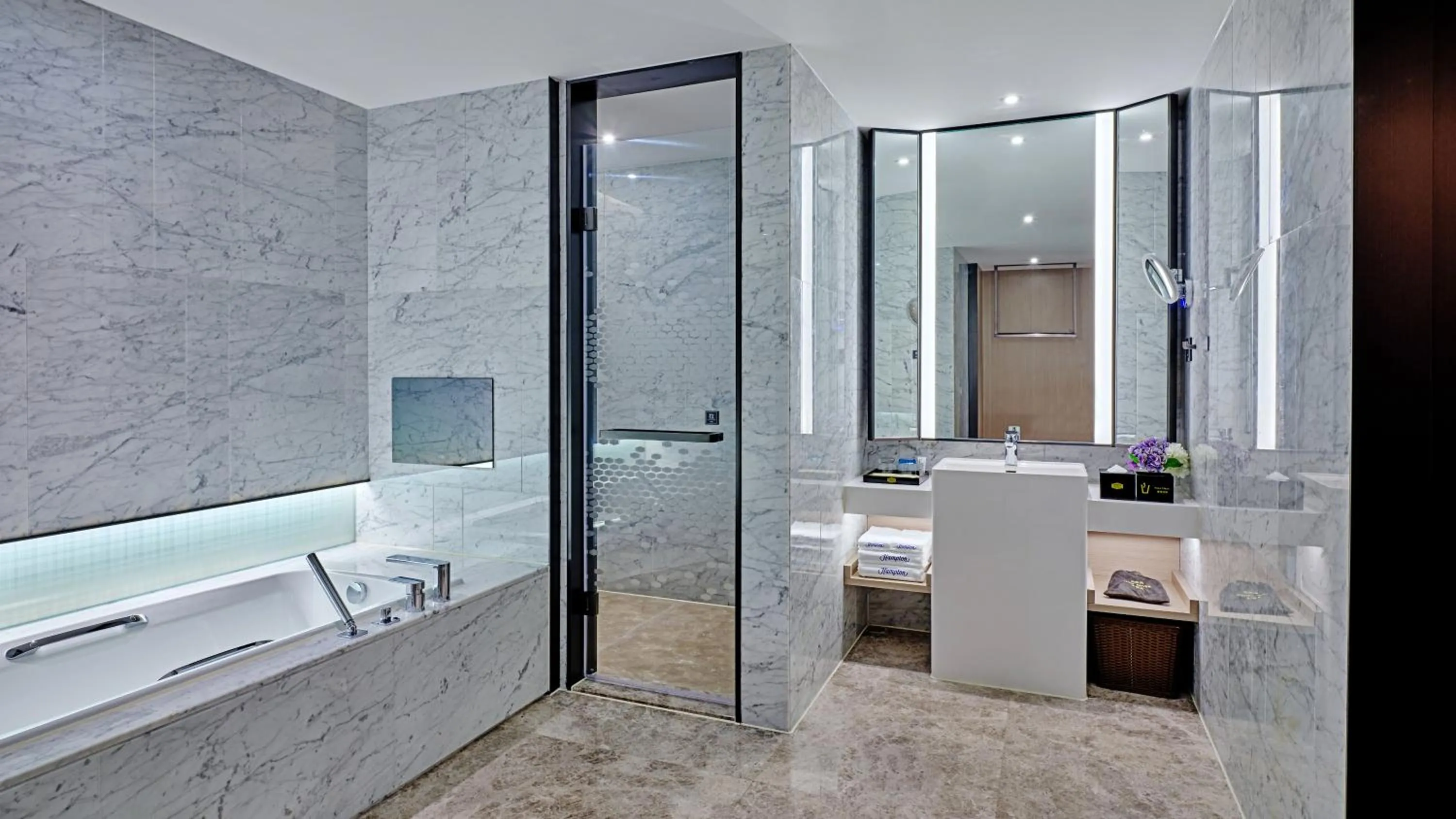 Bath in Hampton by Hilton Shenzhen North Station
