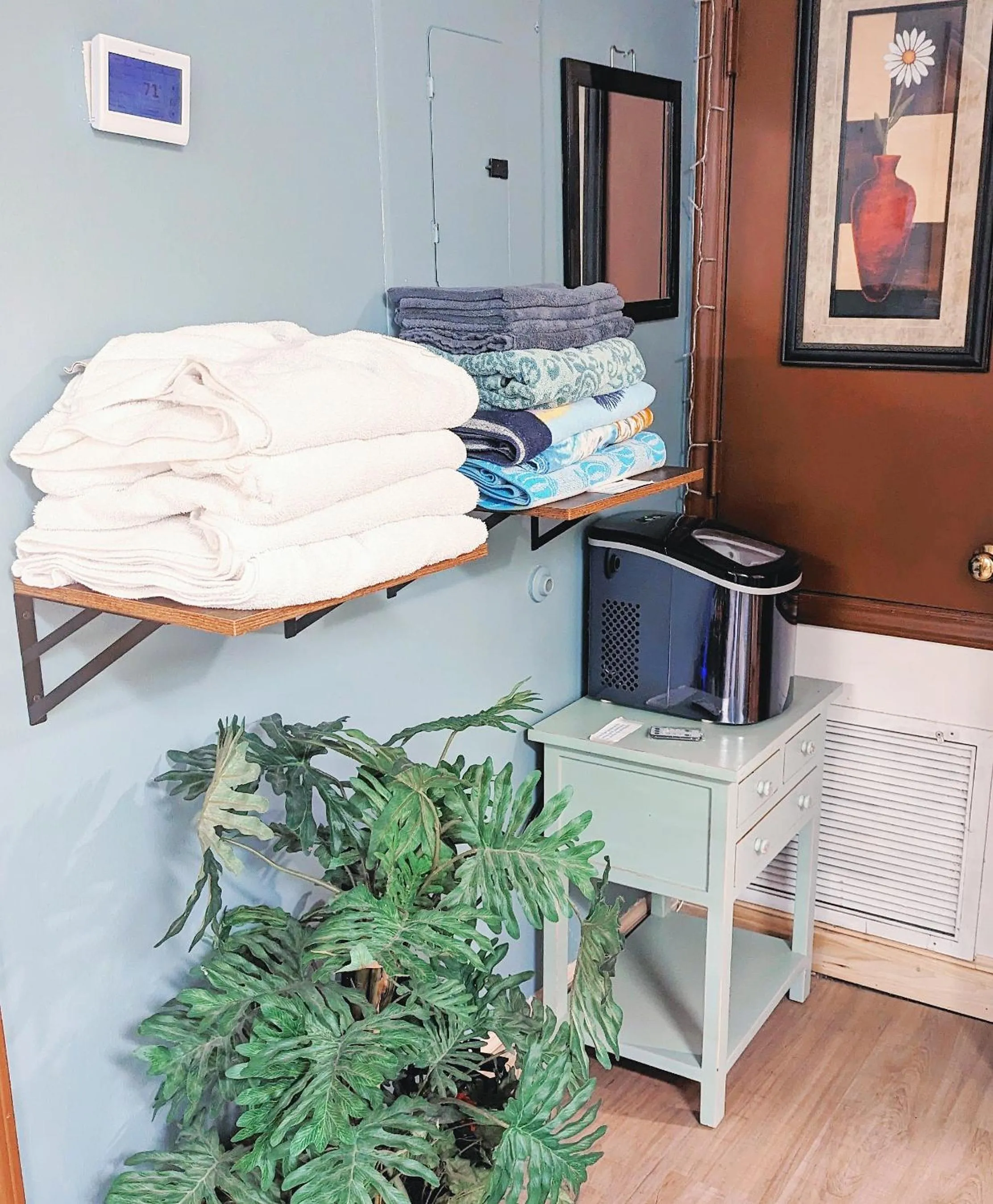 Uptown area, Cozy king Suite, quiet and private, free parking, walk to restaurants