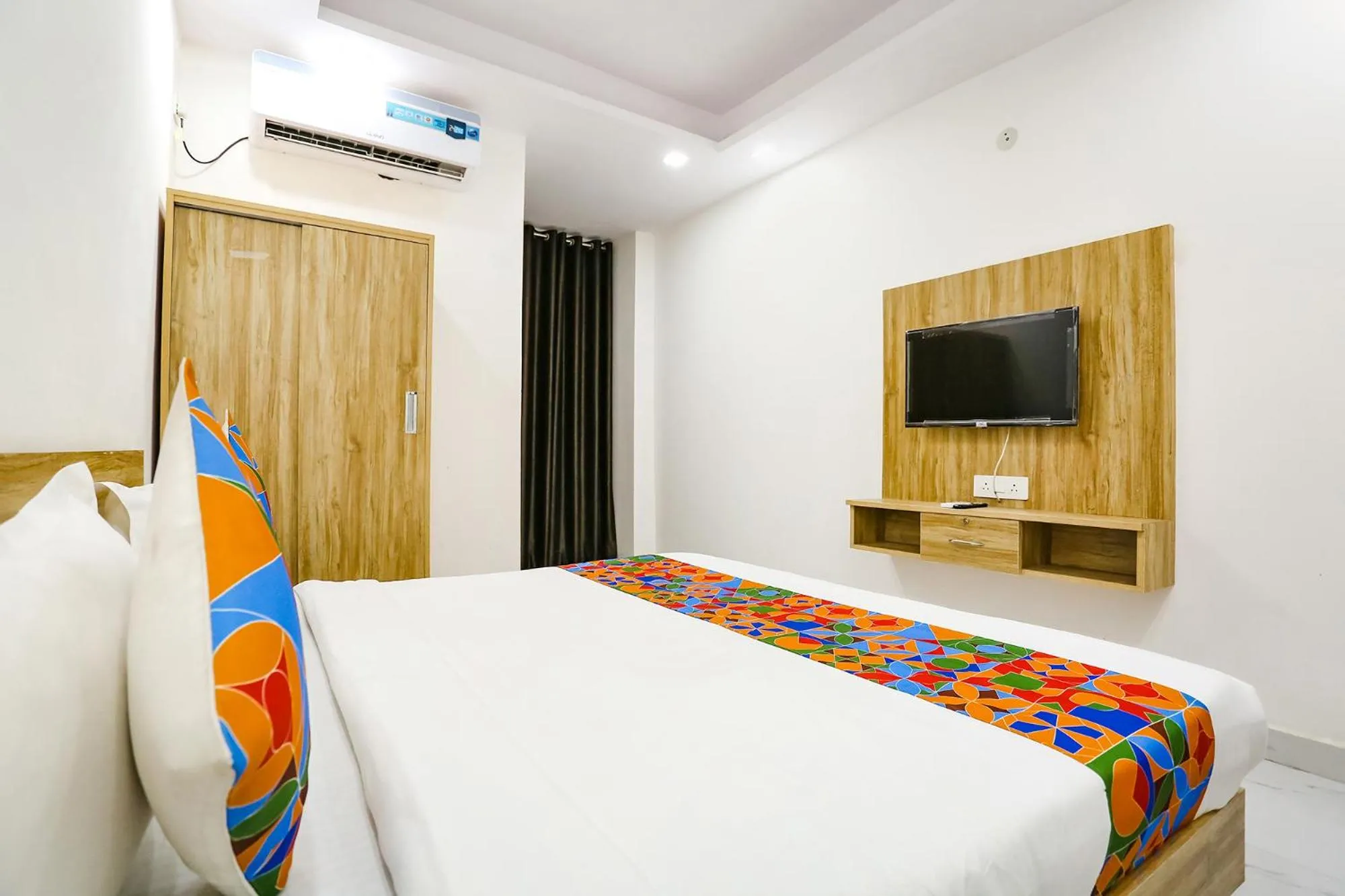 Communal lounge/ TV room, Bed in FabHotel New Silver Crown