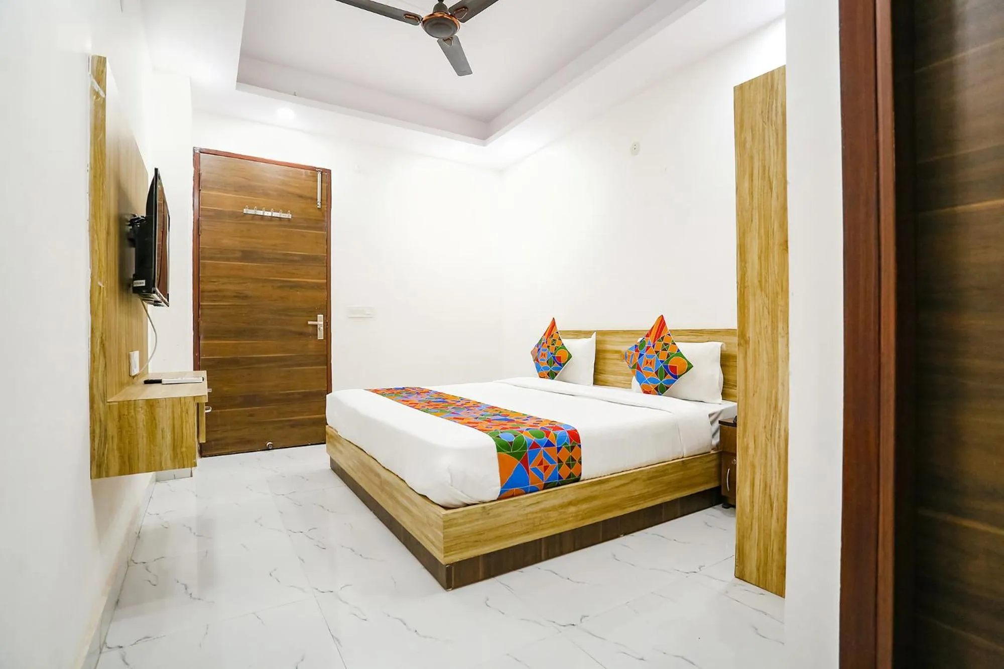 Communal lounge/ TV room, Bed in FabHotel New Silver Crown