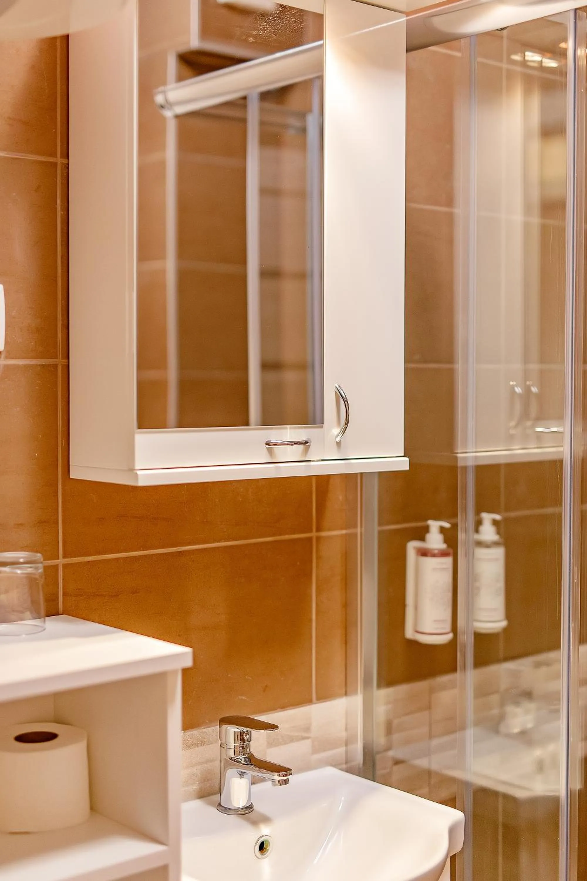 Shower in Hotel AirStar