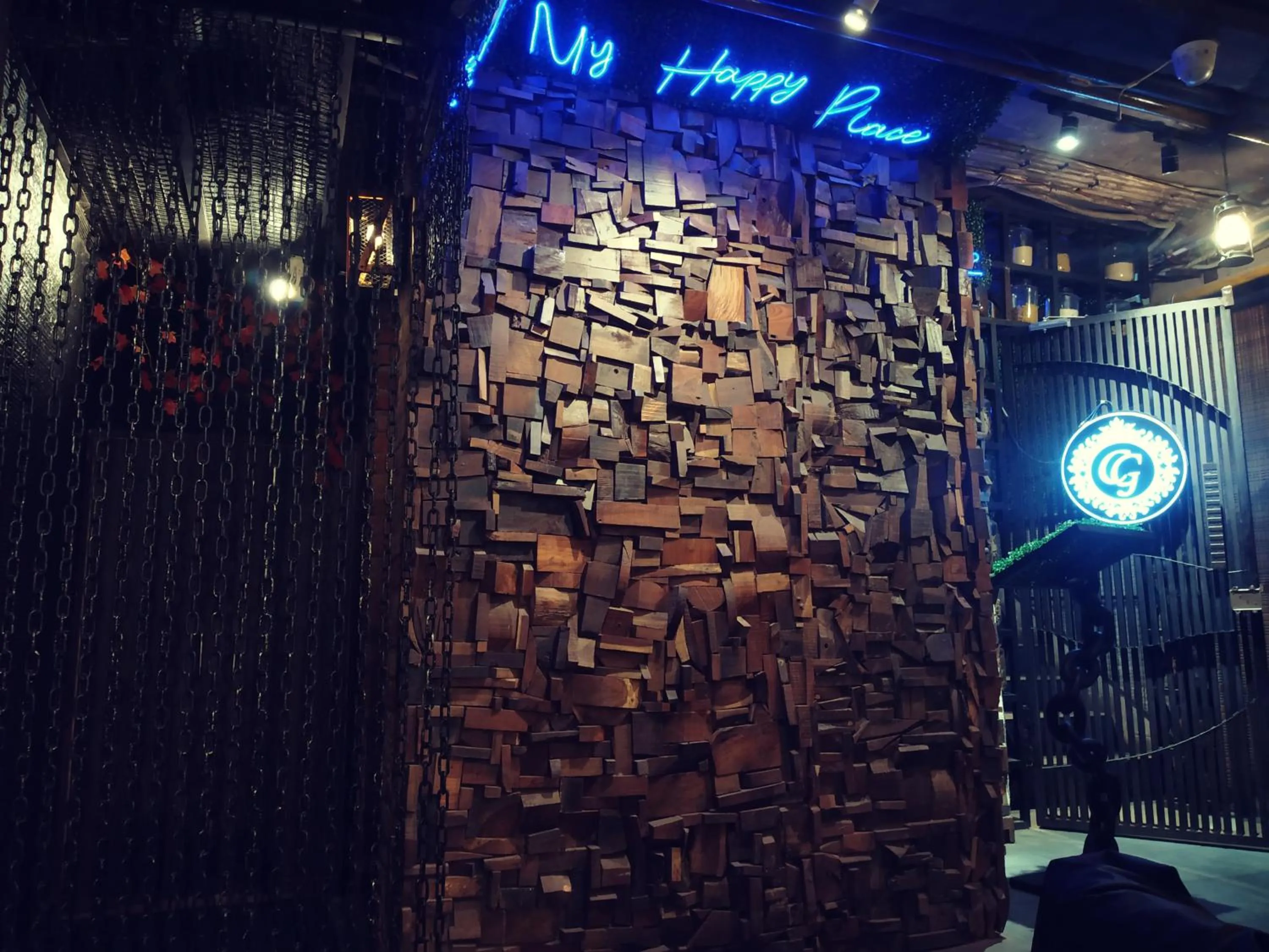 Restaurant/places to eat in Hotel Hirapanna