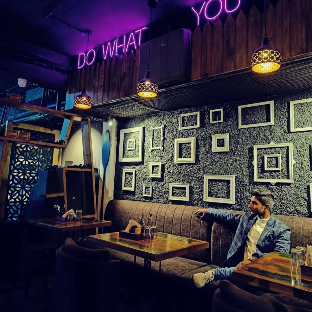 Restaurant/places to eat in Hotel Hirapanna