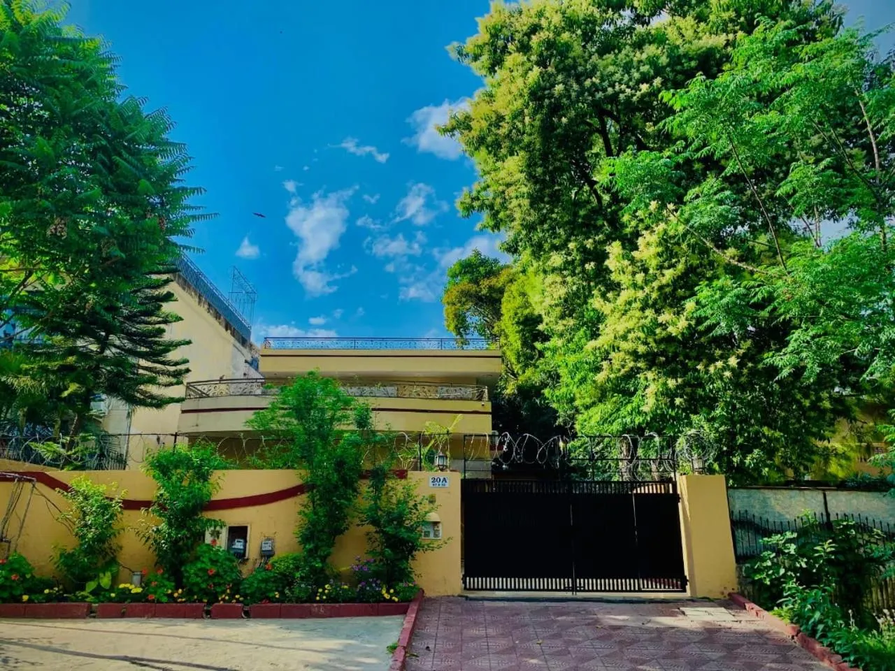 Property building in Executive Royal Garden