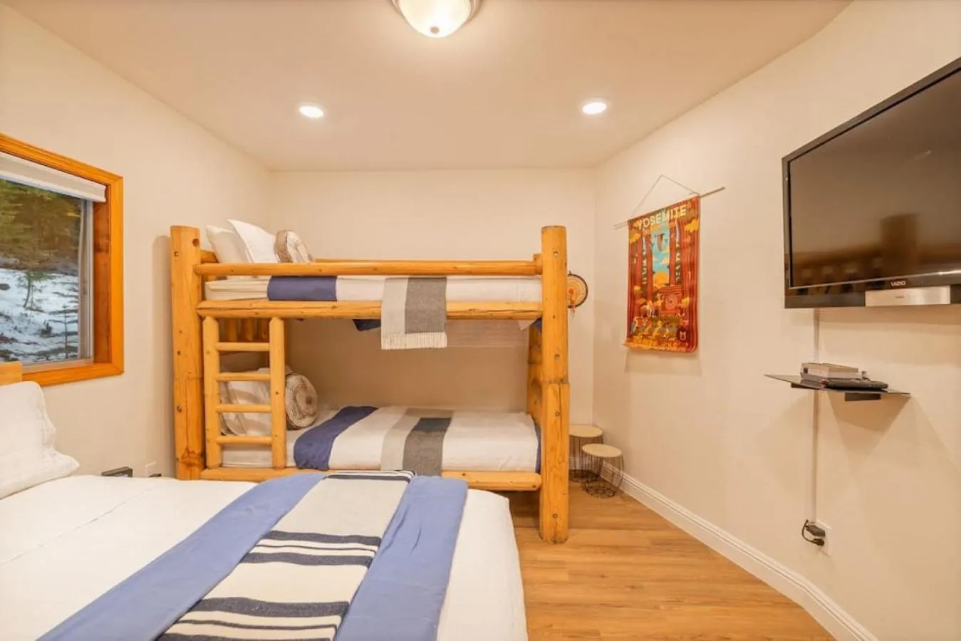 Bed in Corlieu Falls Cabin in Sugar Pine 8 miles from Yosemite with Gazebo, Hot tub a shack and Bar top