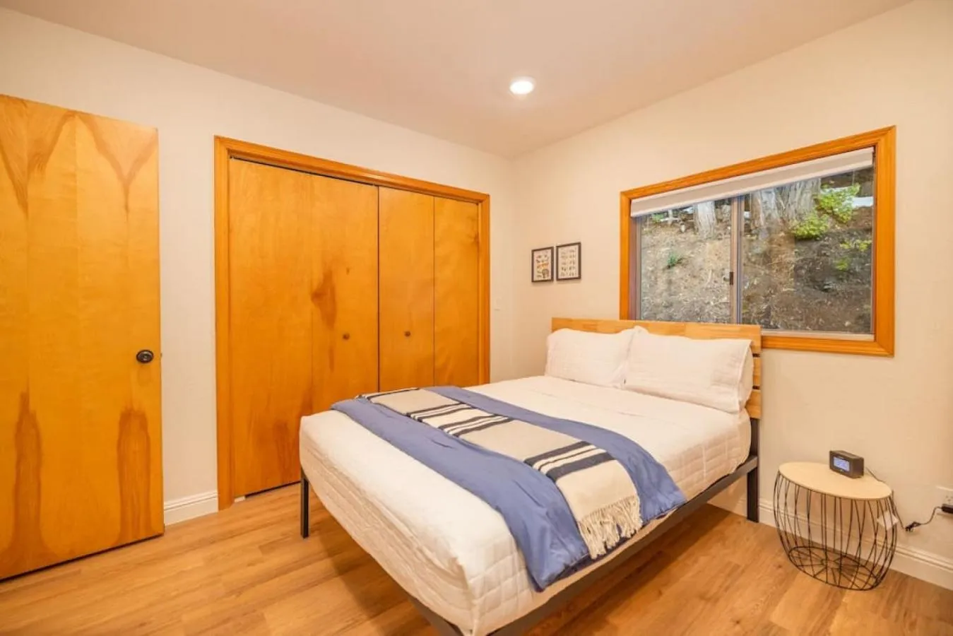 Bed in Corlieu Falls Cabin in Sugar Pine 8 miles from Yosemite with Gazebo, Hot tub a shack and Bar top