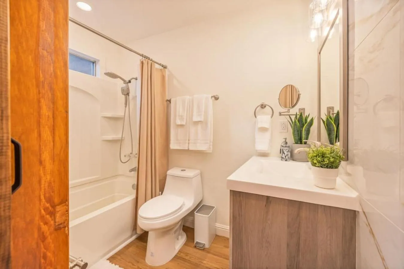 Corlieu Falls Cabin in Sugar Pine 8 miles from Yosemite with Gazebo, Hot tub a shack and Bar top