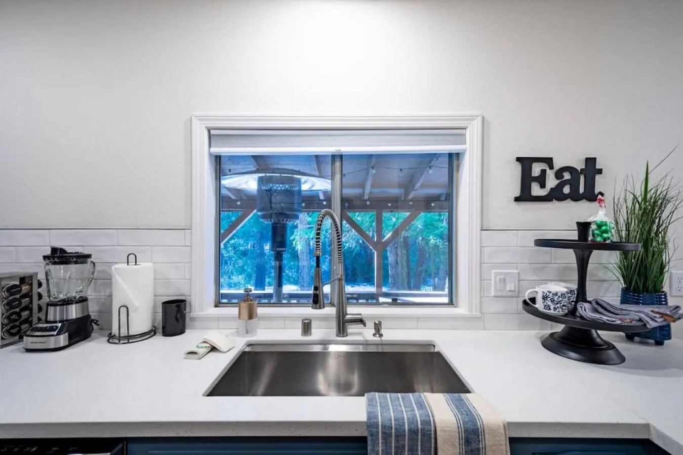 Corlieu Falls Cabin in Sugar Pine 8 miles from Yosemite with Gazebo, Hot tub a shack and Bar top