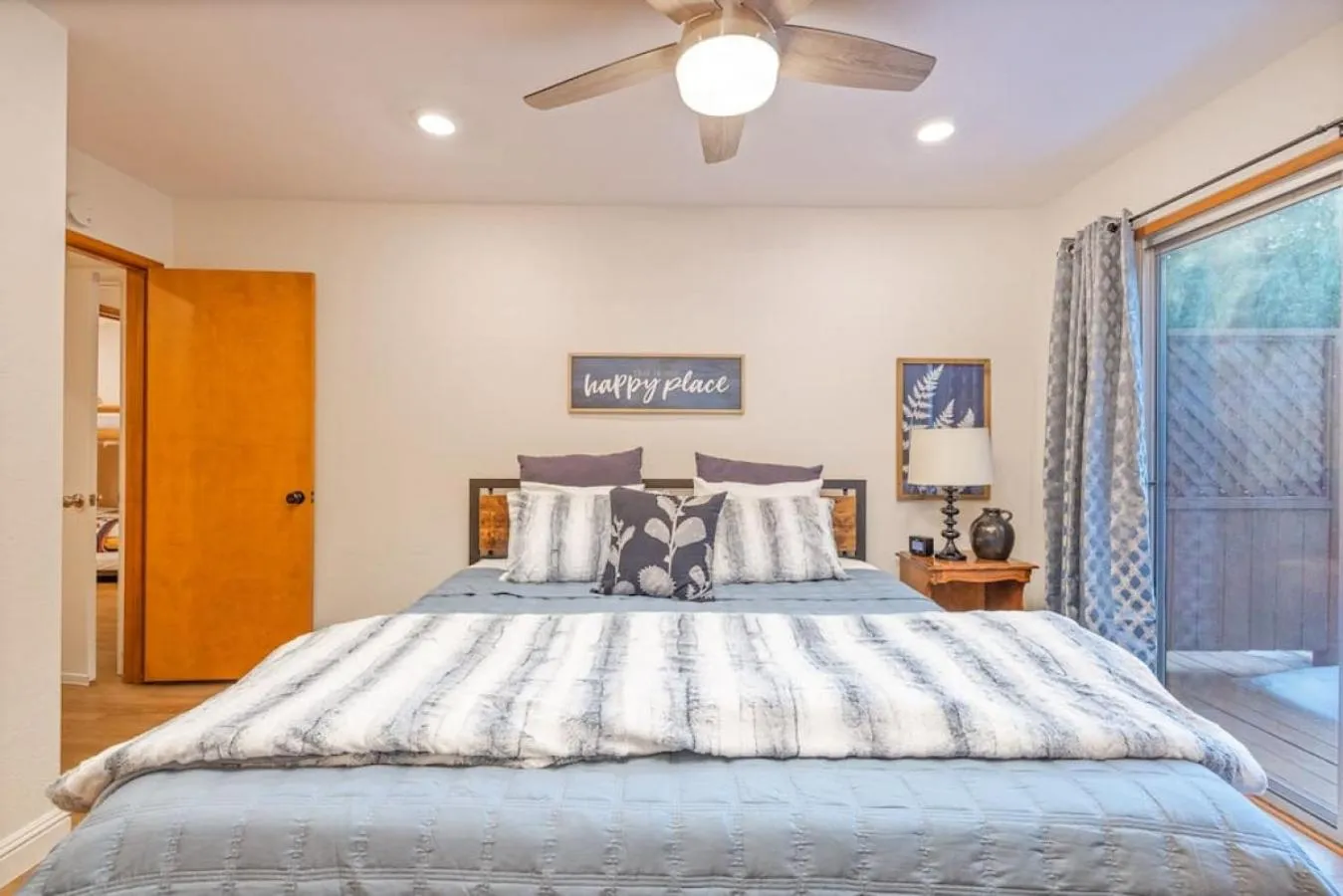 Bed in Corlieu Falls Cabin in Sugar Pine 8 miles from Yosemite with Gazebo, Hot tub a shack and Bar top