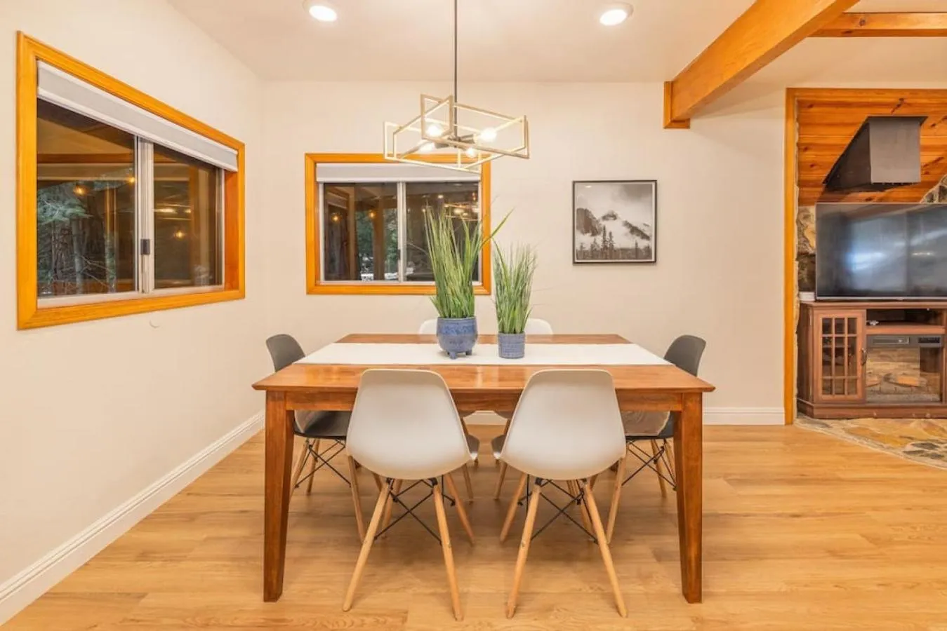 Corlieu Falls Cabin in Sugar Pine 8 miles from Yosemite with Gazebo, Hot tub a shack and Bar top