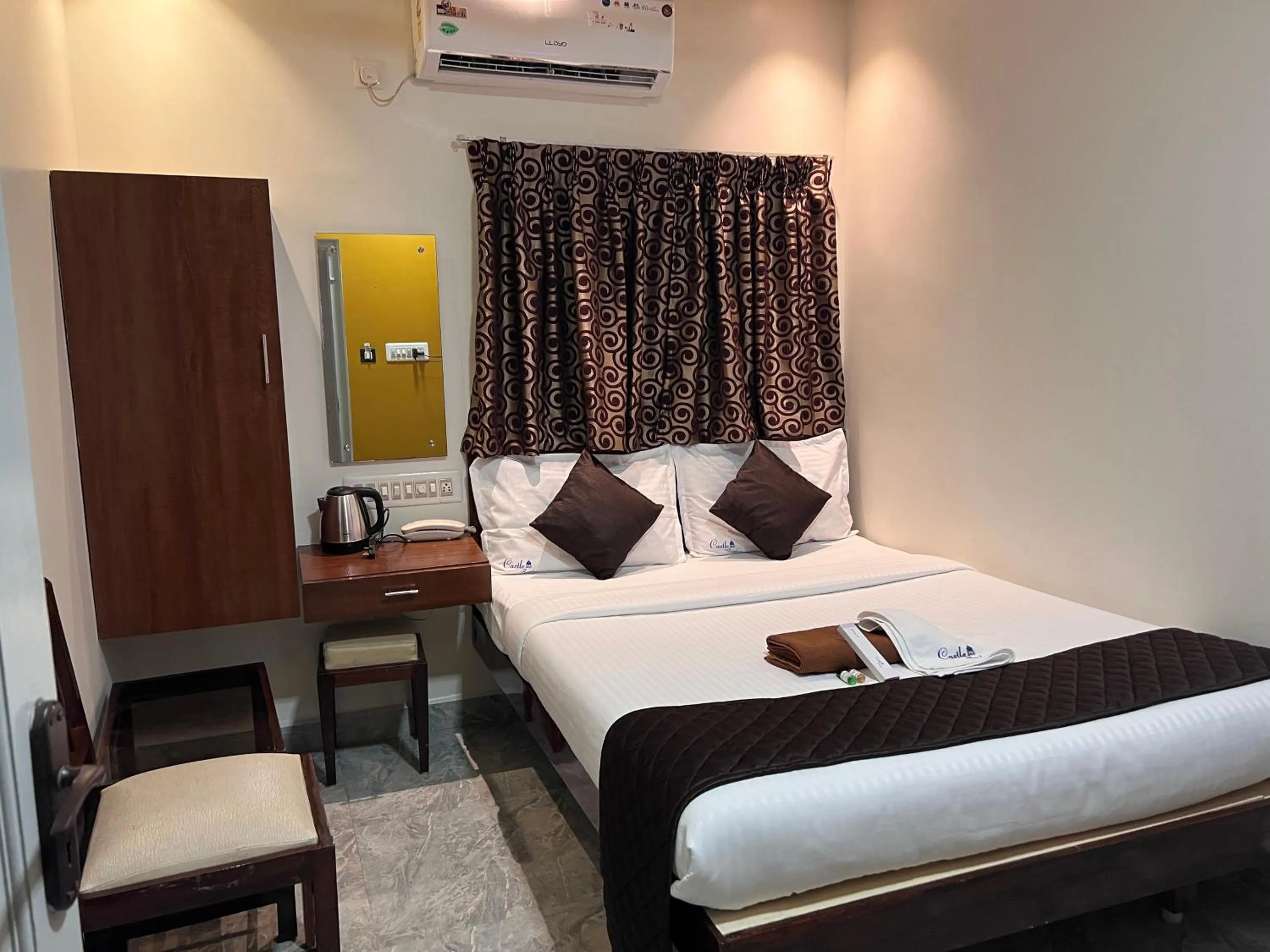 Bed in Castle 360 Residency