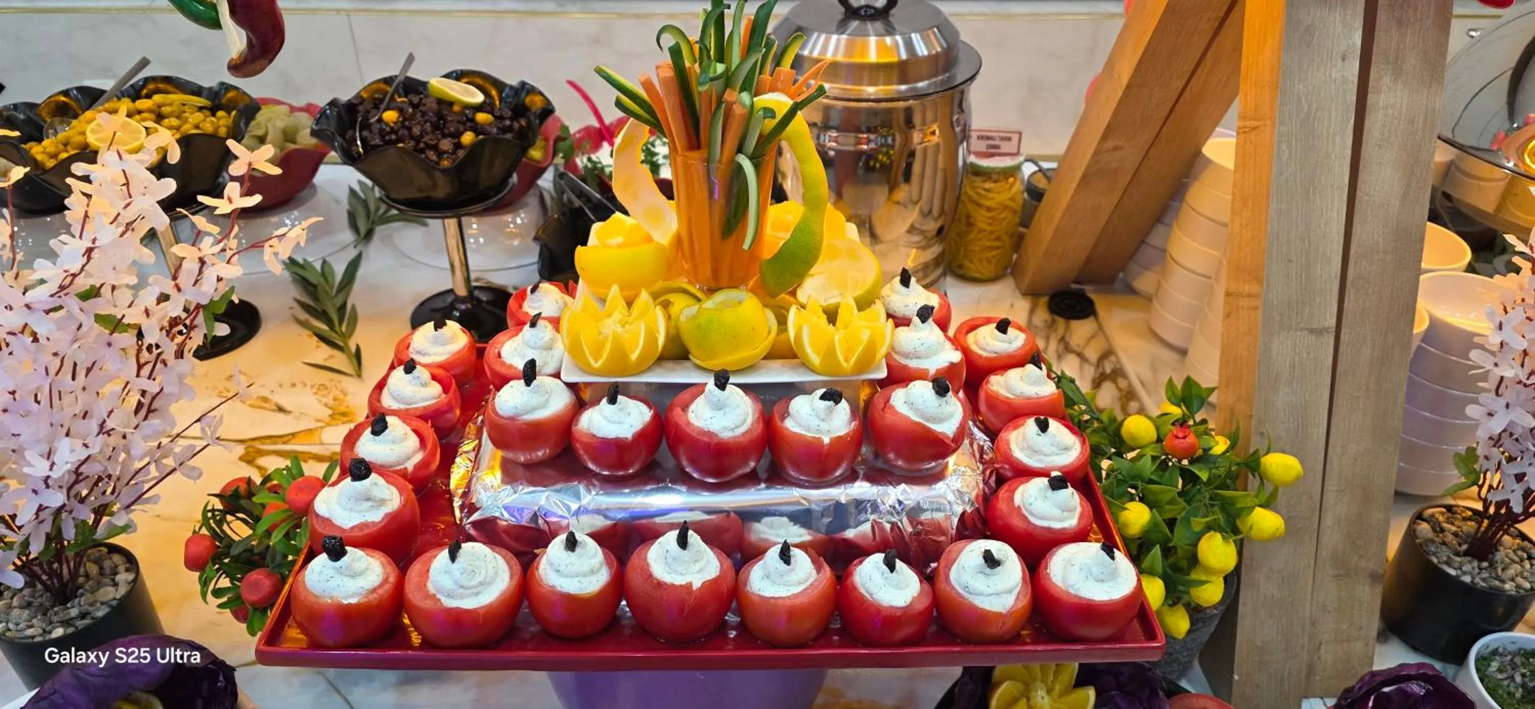 Restaurant/places to eat in Far Life Hotel