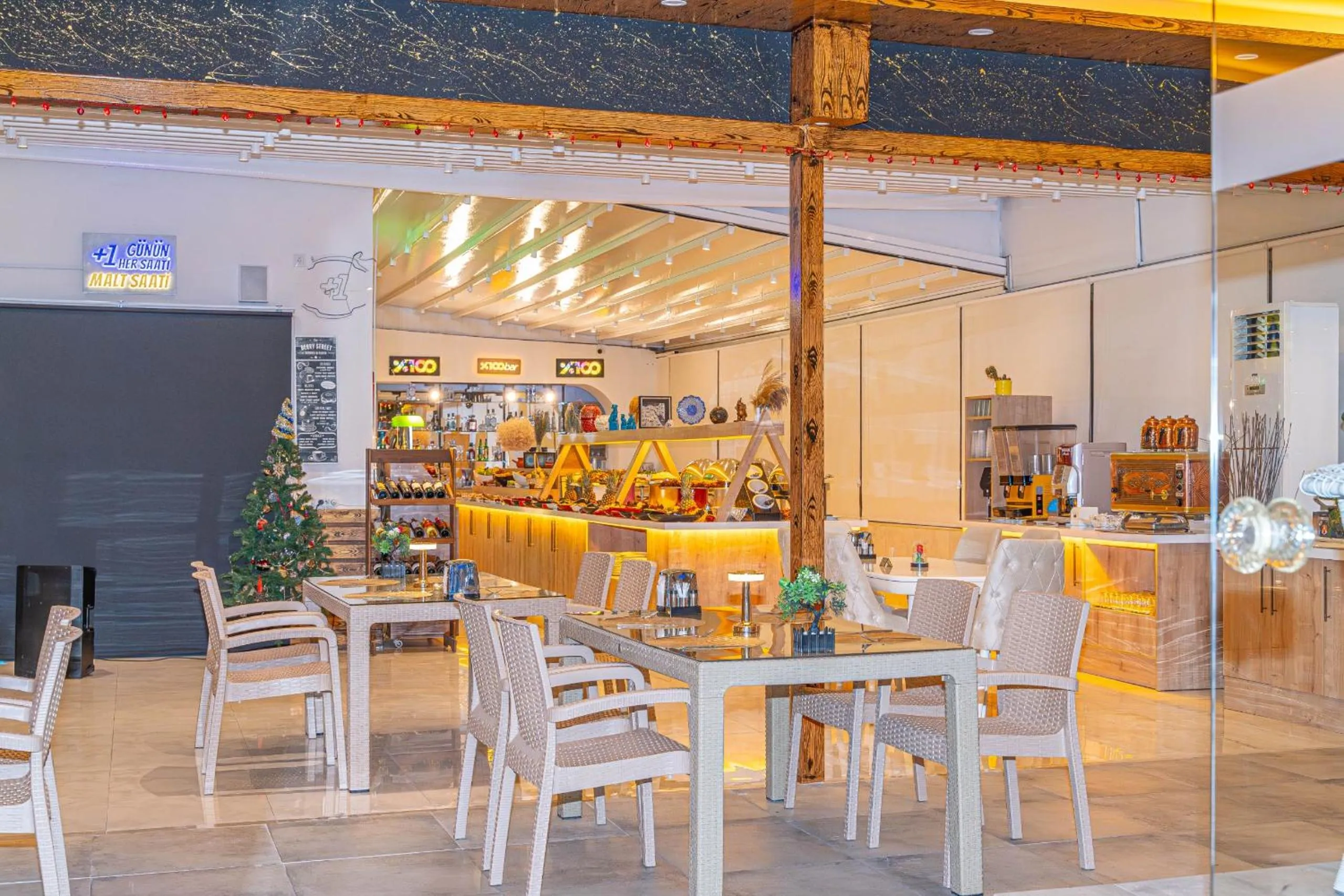 Restaurant/places to eat in Far Life Hotel