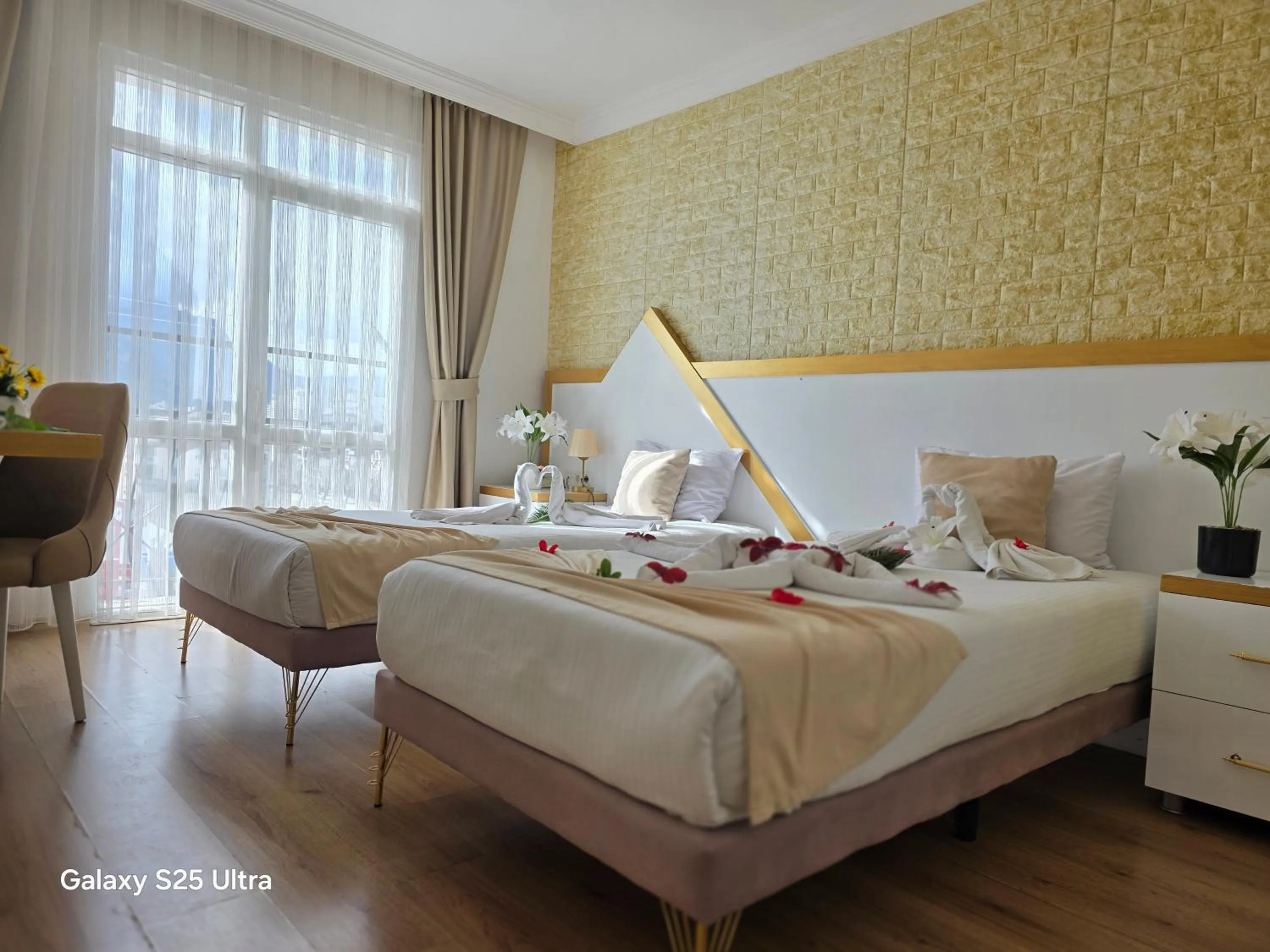 Photo of the whole room, Bed in Far Life Hotel