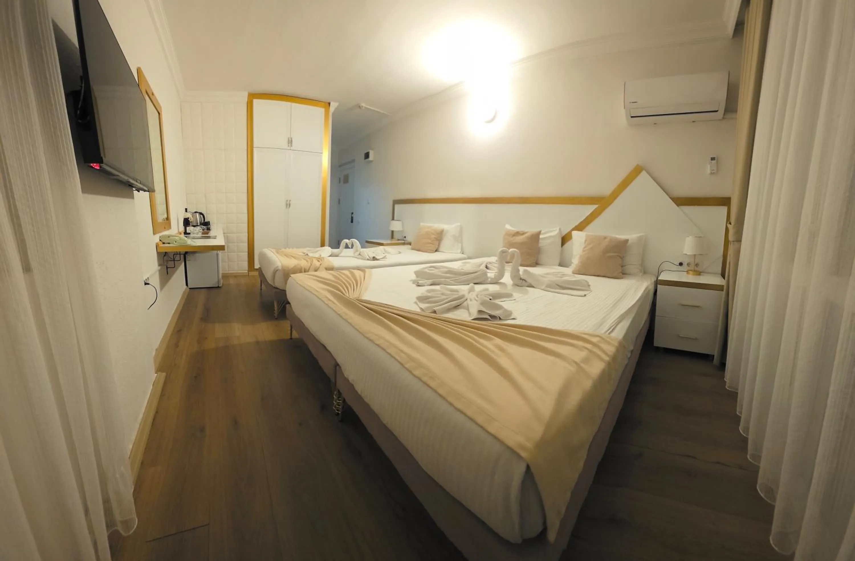 Communal lounge/ TV room, Bed in Far Life Hotel