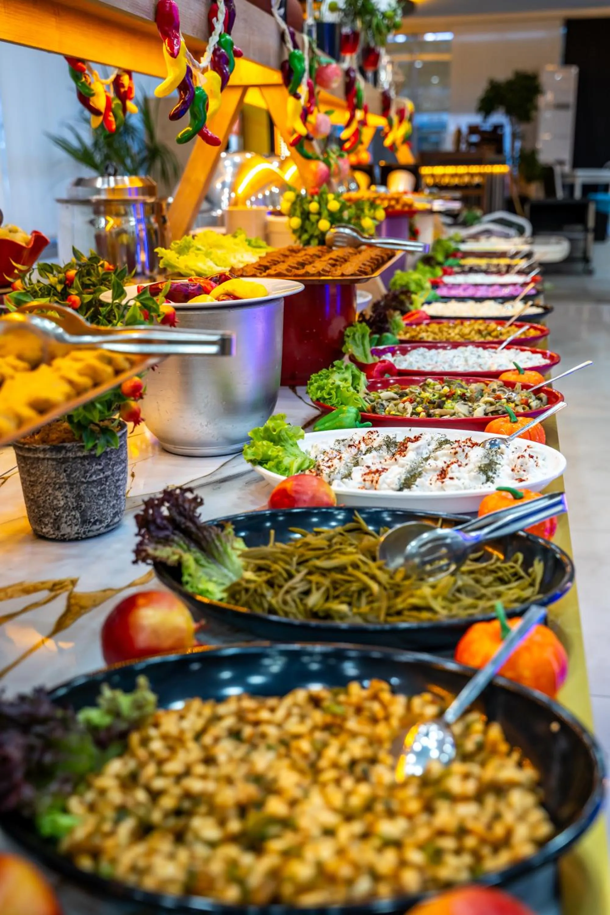 Restaurant/places to eat in Far Life Hotel