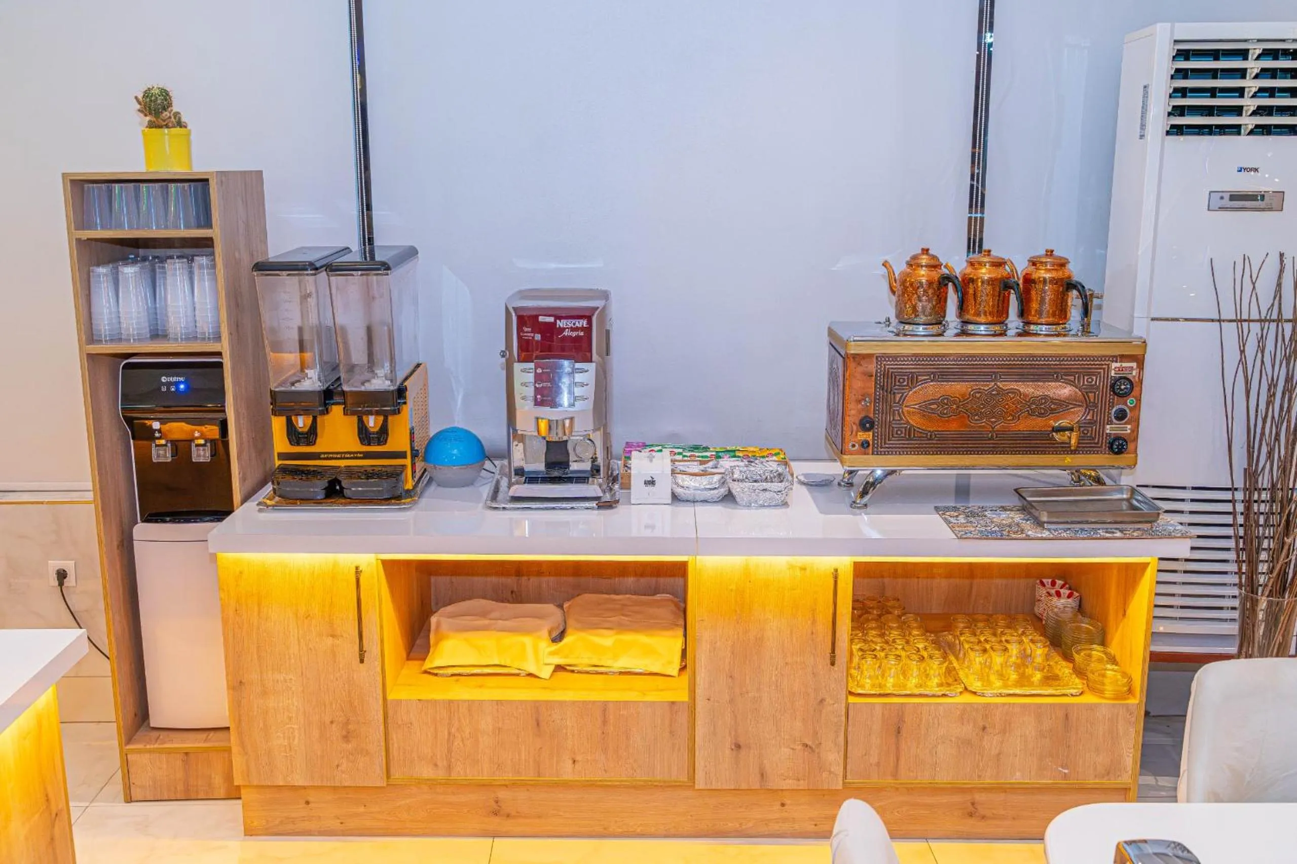 Restaurant/places to eat in Far Life Hotel