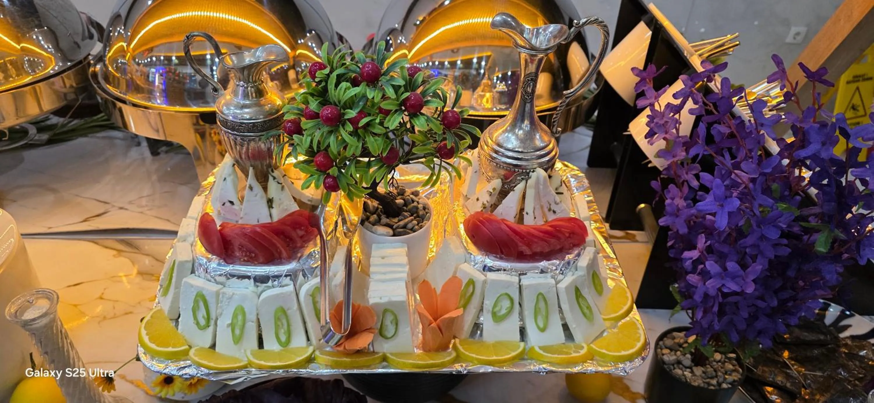 Restaurant/places to eat in Far Life Hotel