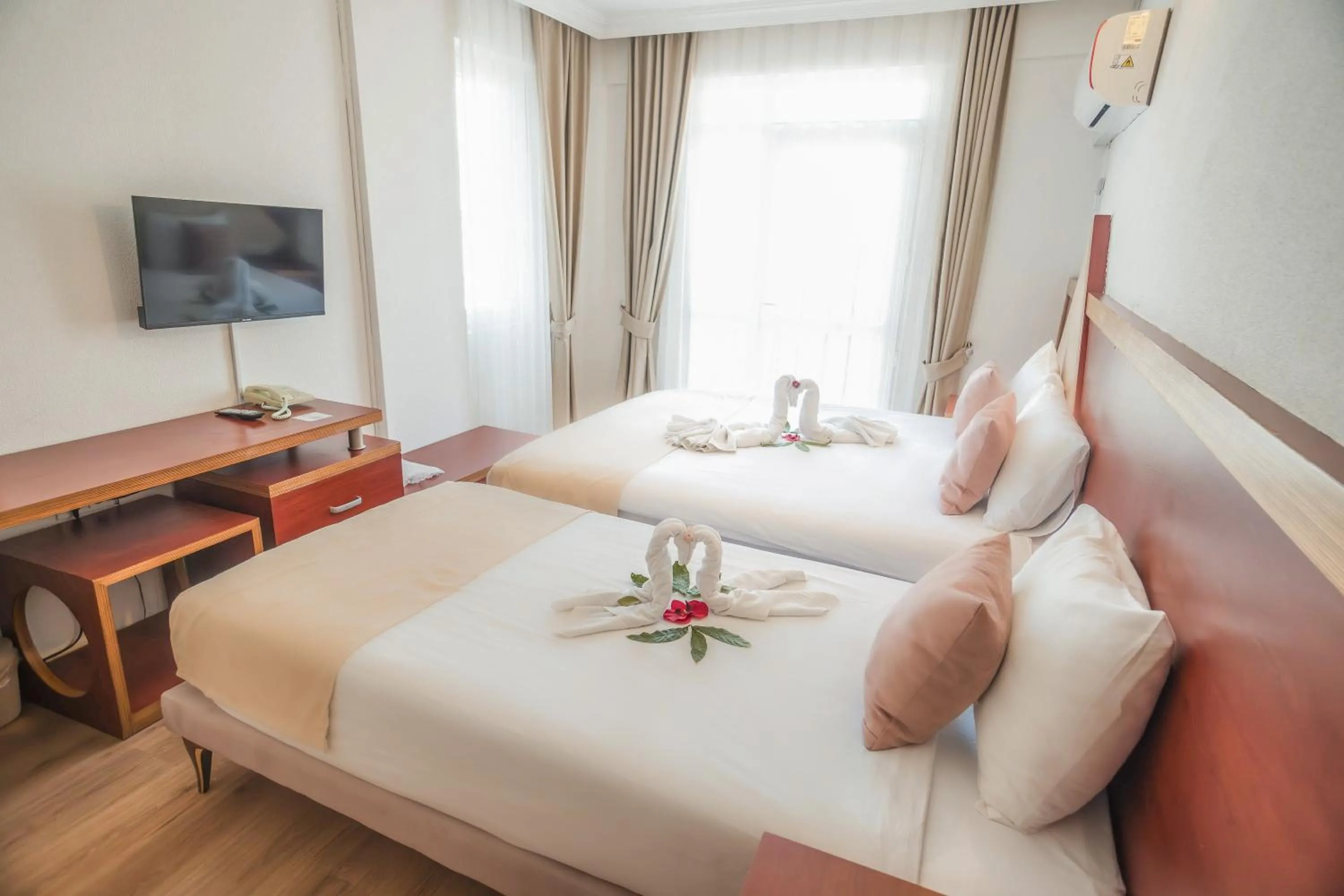 Photo of the whole room, Bed in Far Life Hotel