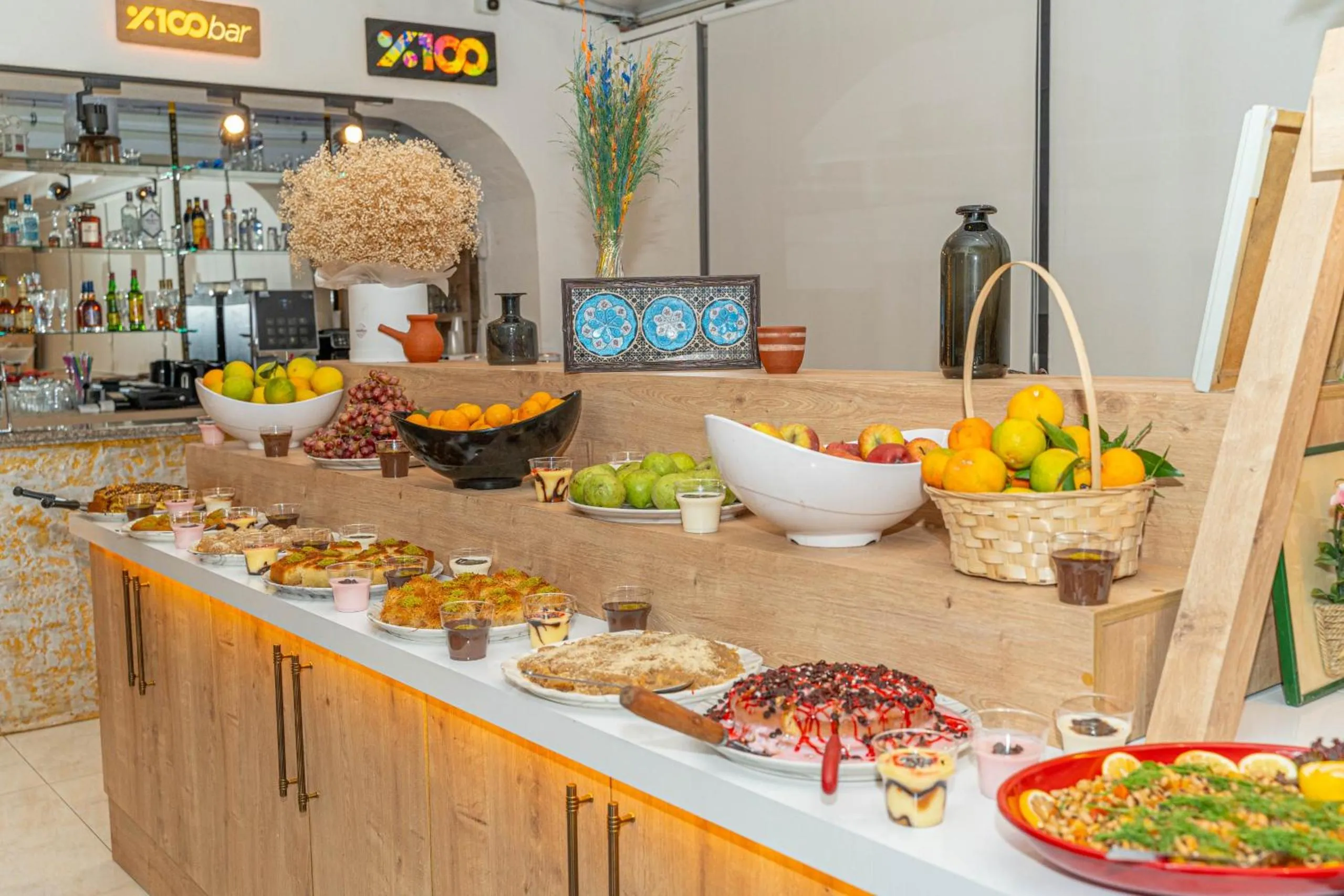 Restaurant/places to eat in Far Life Hotel