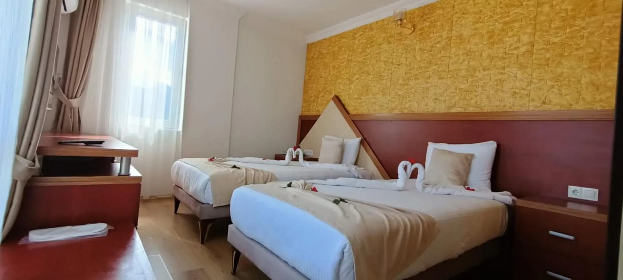 Photo of the whole room, Bed in Far Life Hotel