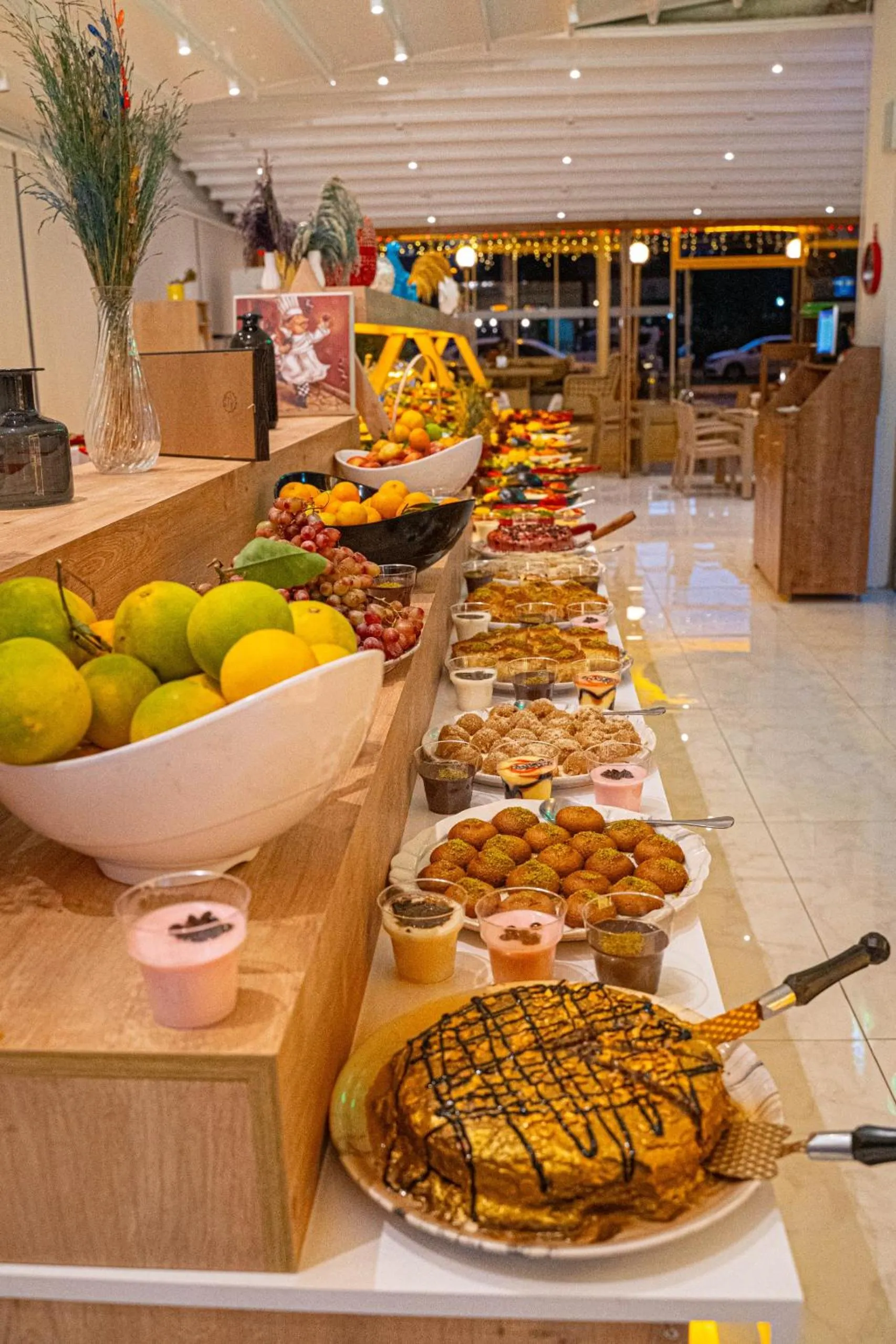 Restaurant/places to eat in Far Life Hotel