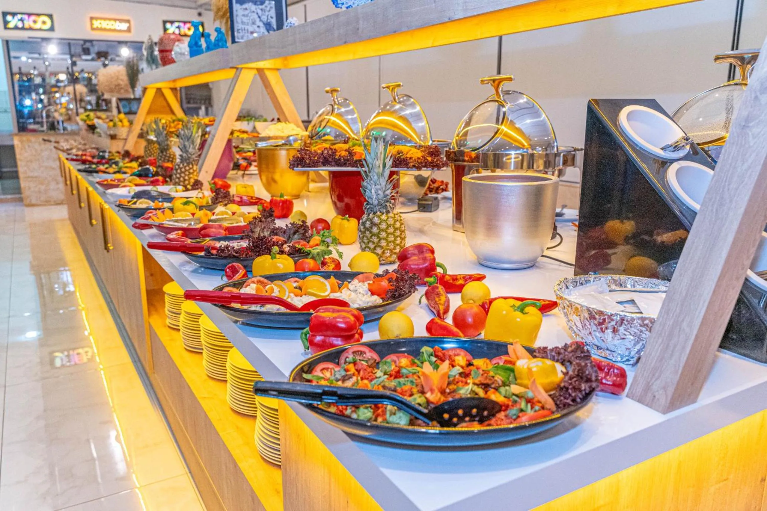 Restaurant/places to eat in Far Life Hotel