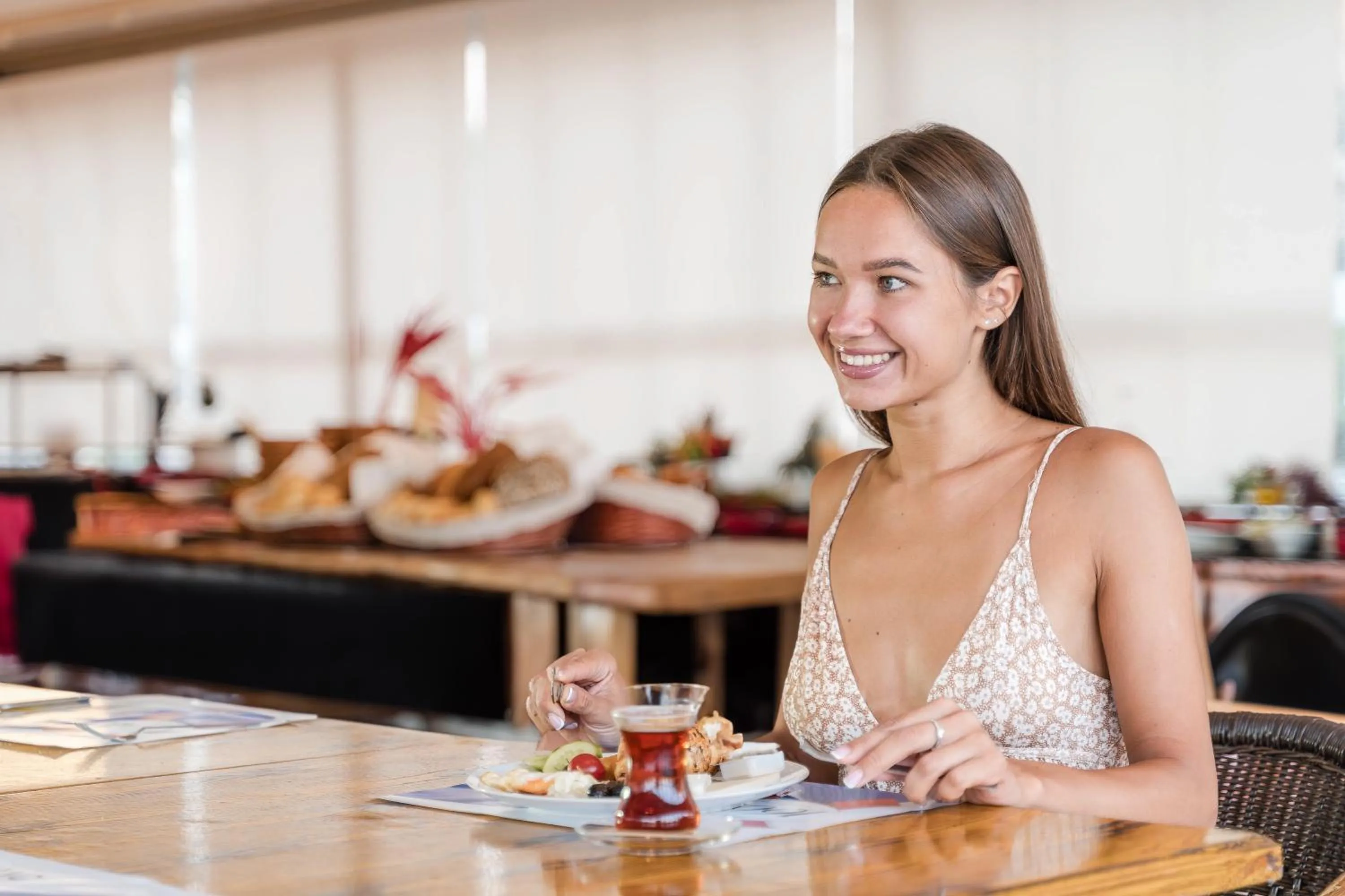 Restaurant/places to eat in Far Life Hotel