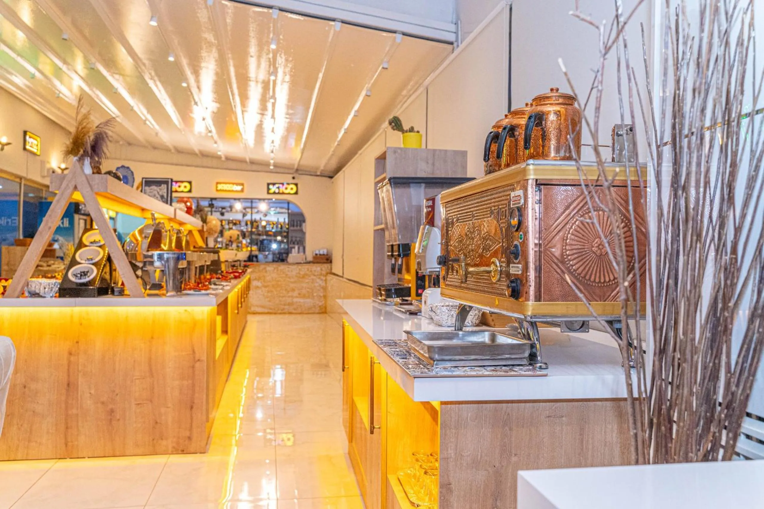 Restaurant/places to eat in Far Life Hotel