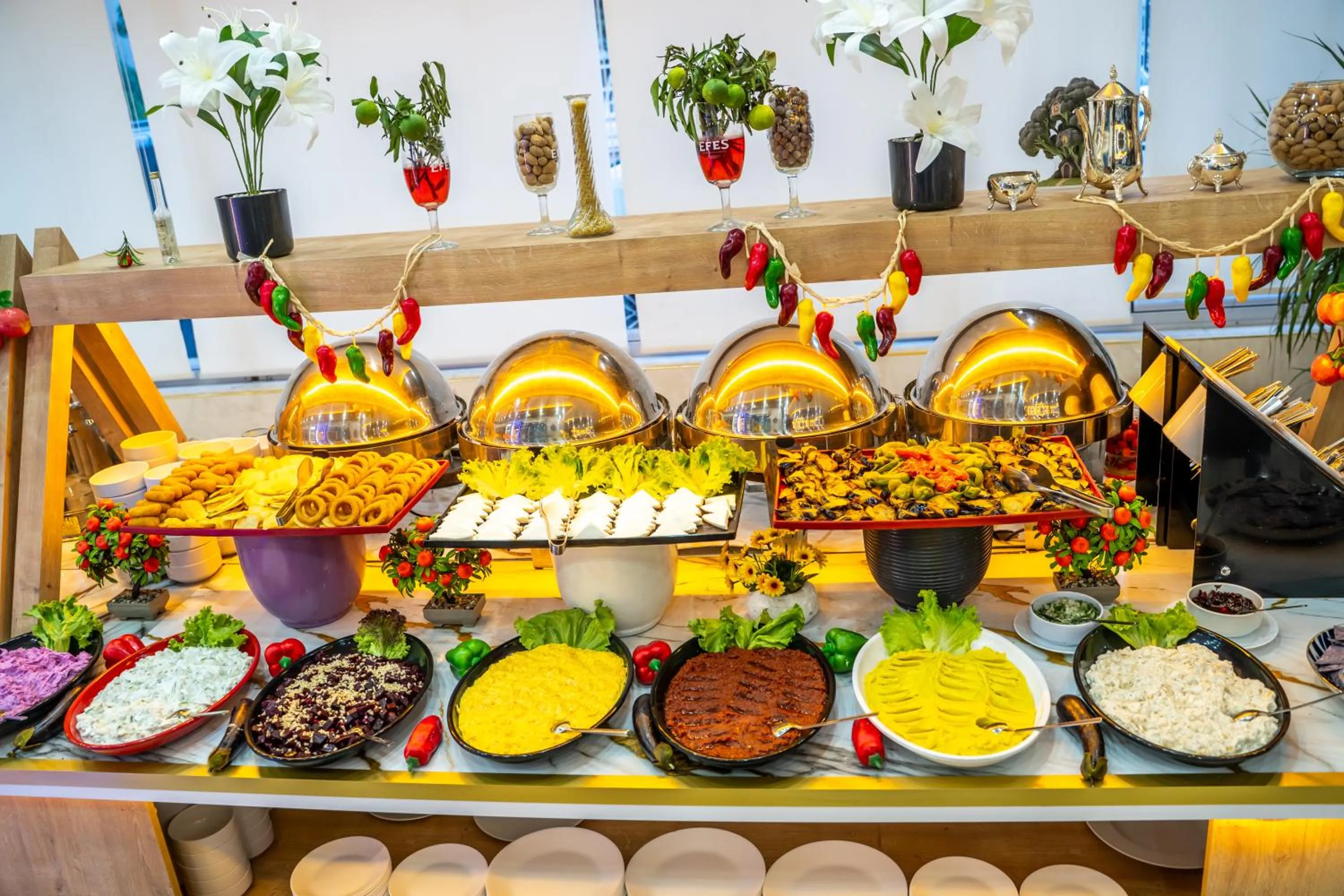 Restaurant/places to eat in Far Life Hotel