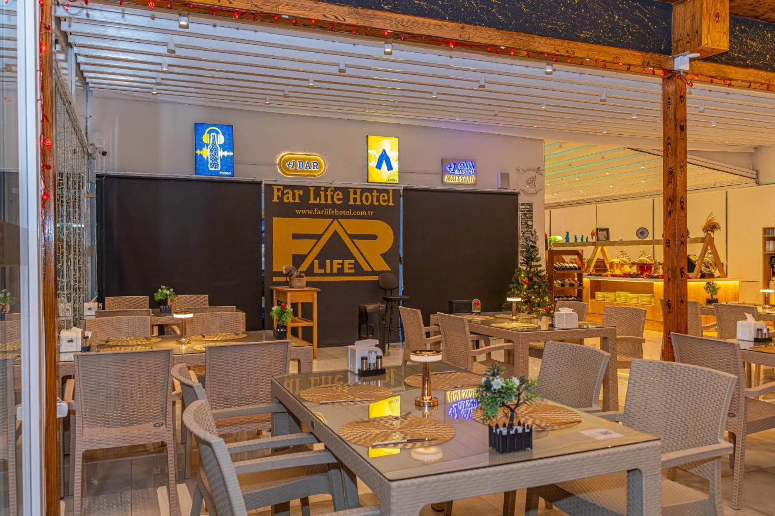 Restaurant/places to eat in Far Life Hotel