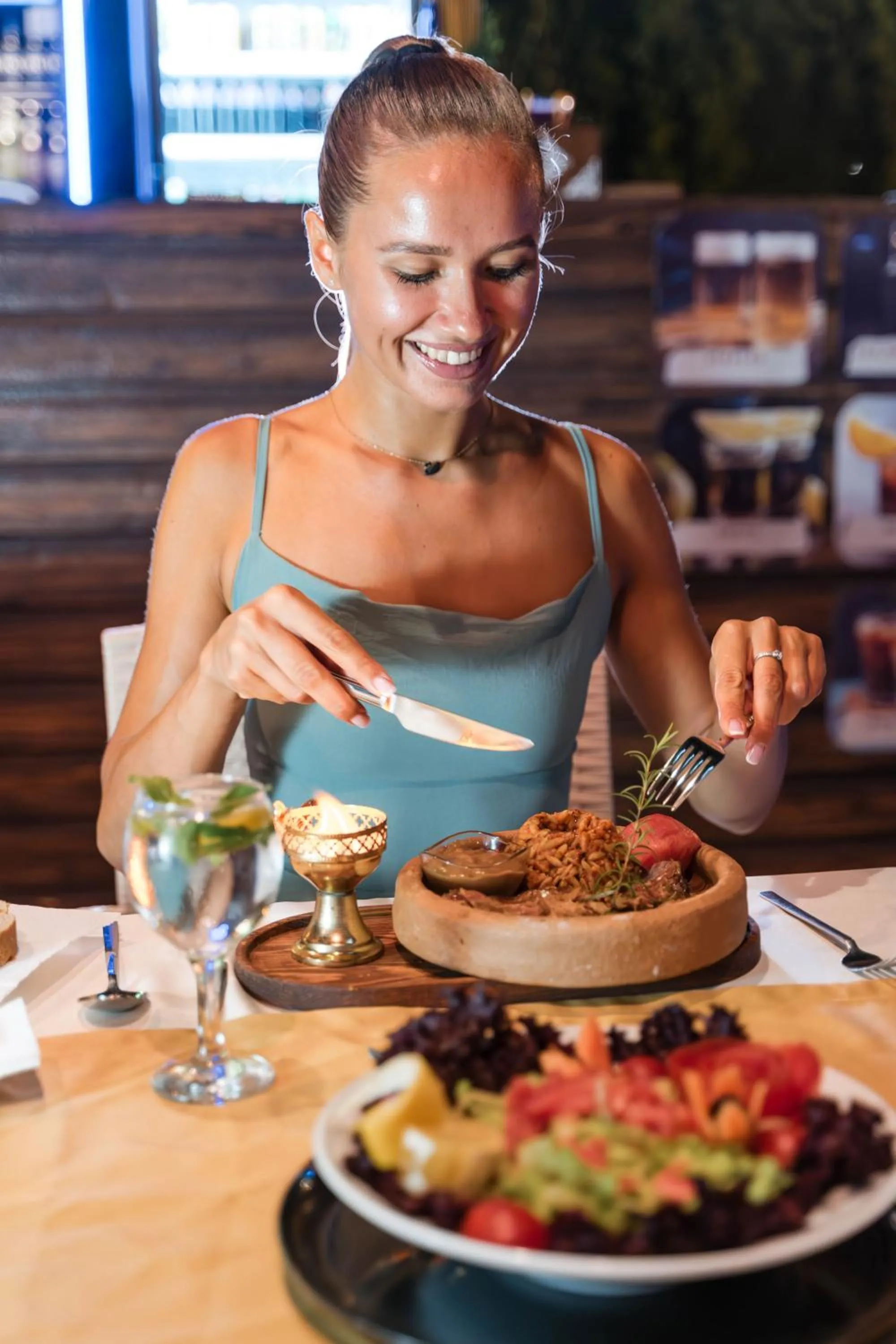 Restaurant/places to eat in Far Life Hotel