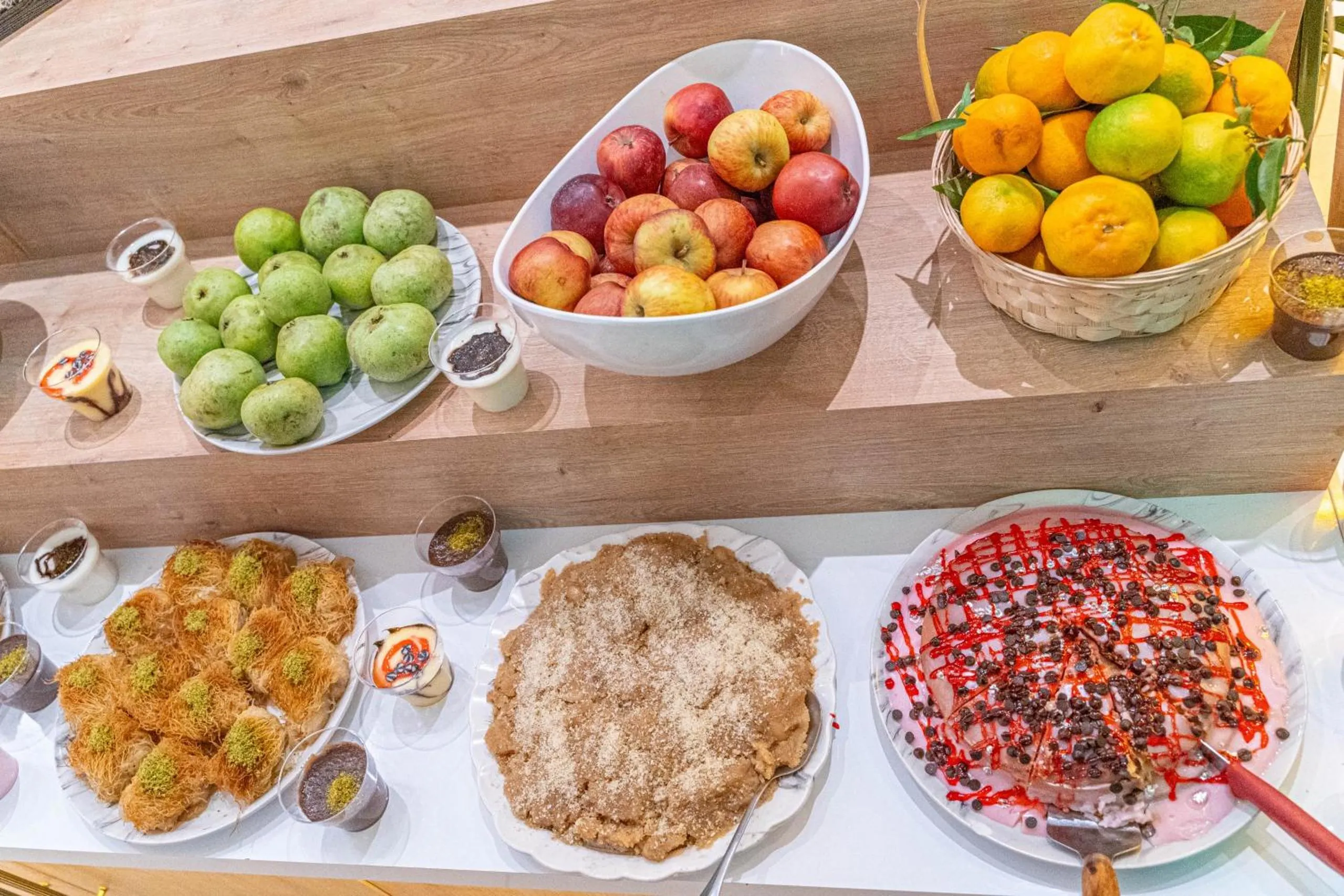 Restaurant/places to eat in Far Life Hotel