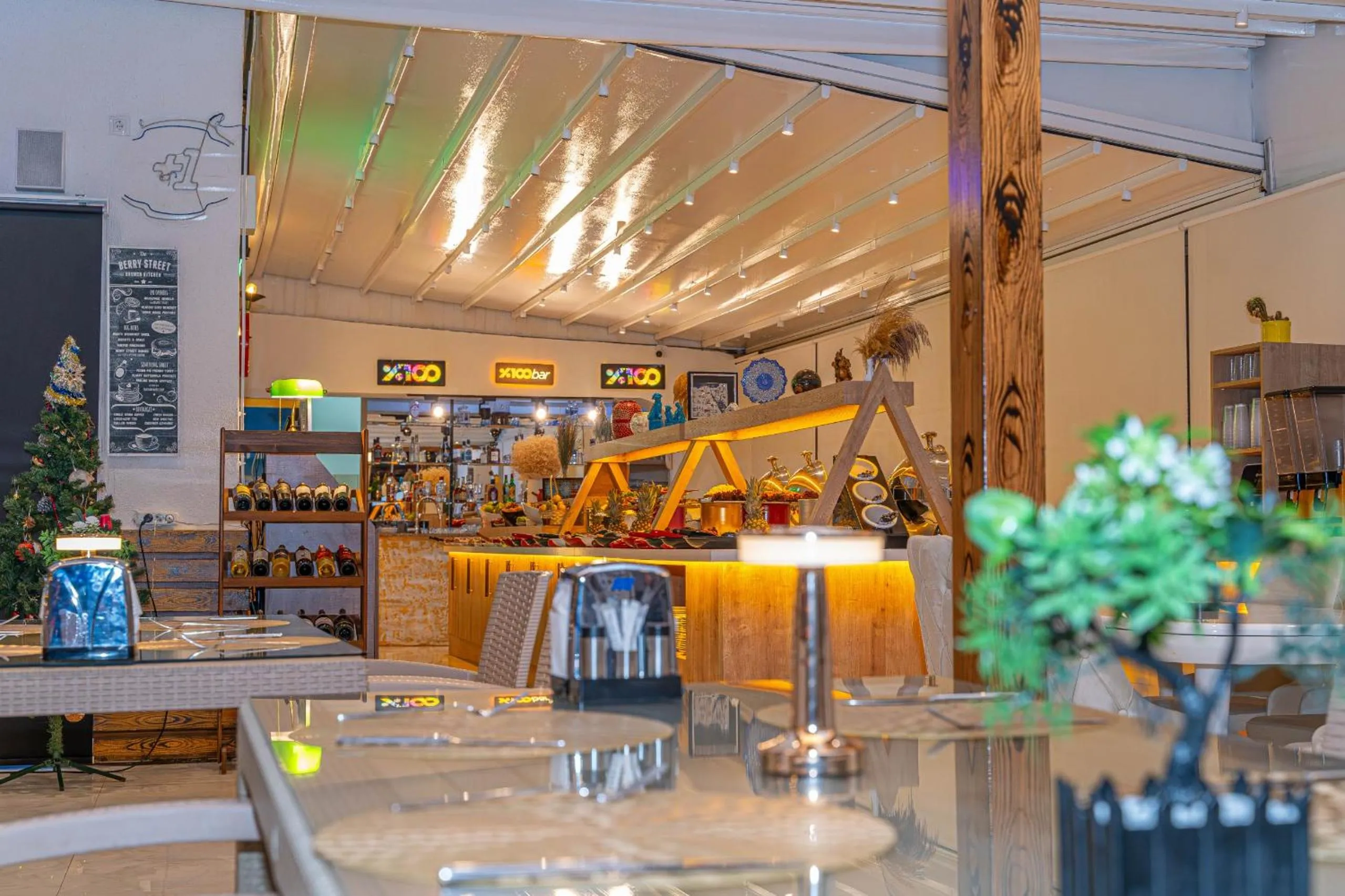 Restaurant/places to eat in Far Life Hotel