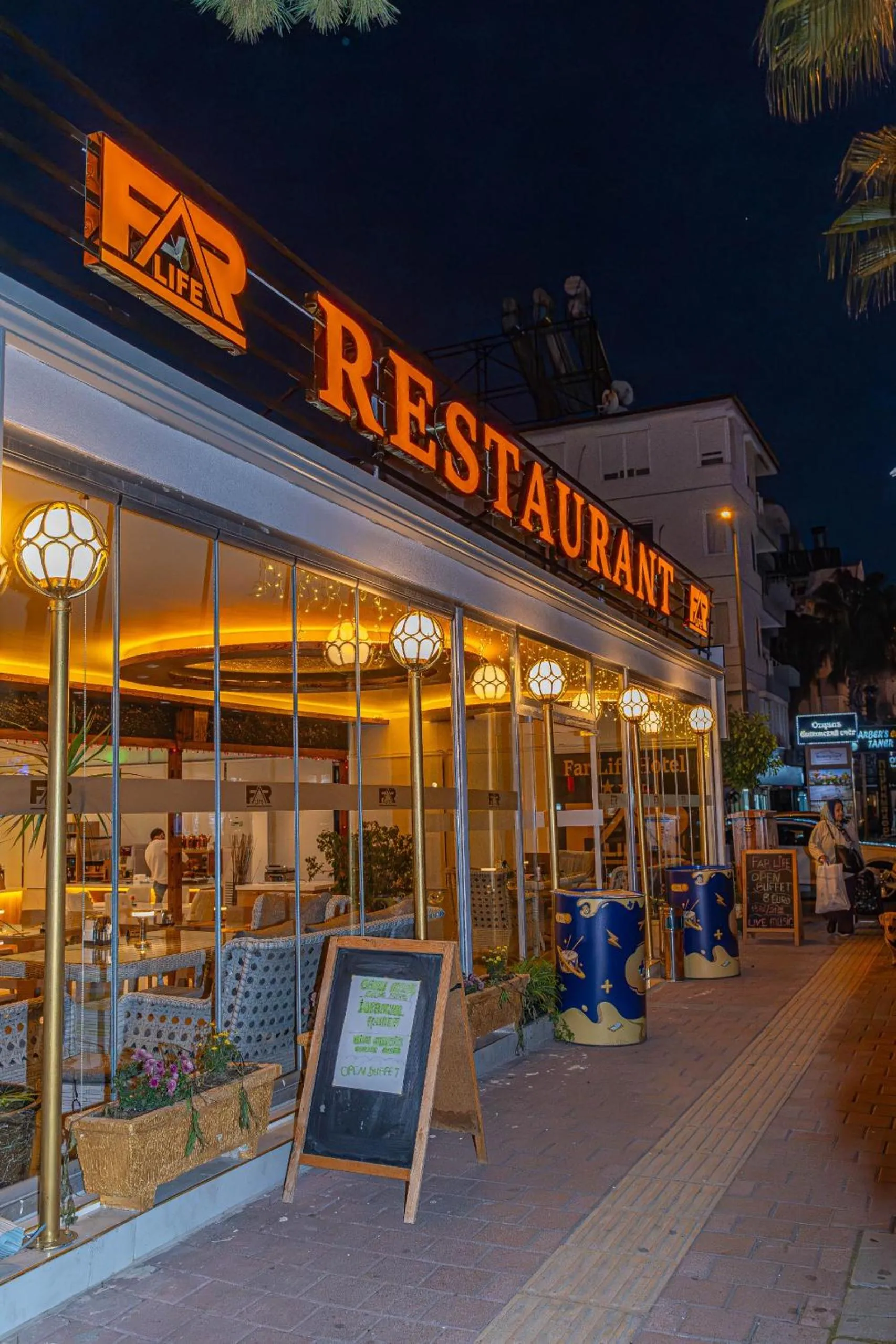 Restaurant/places to eat in Far Life Hotel