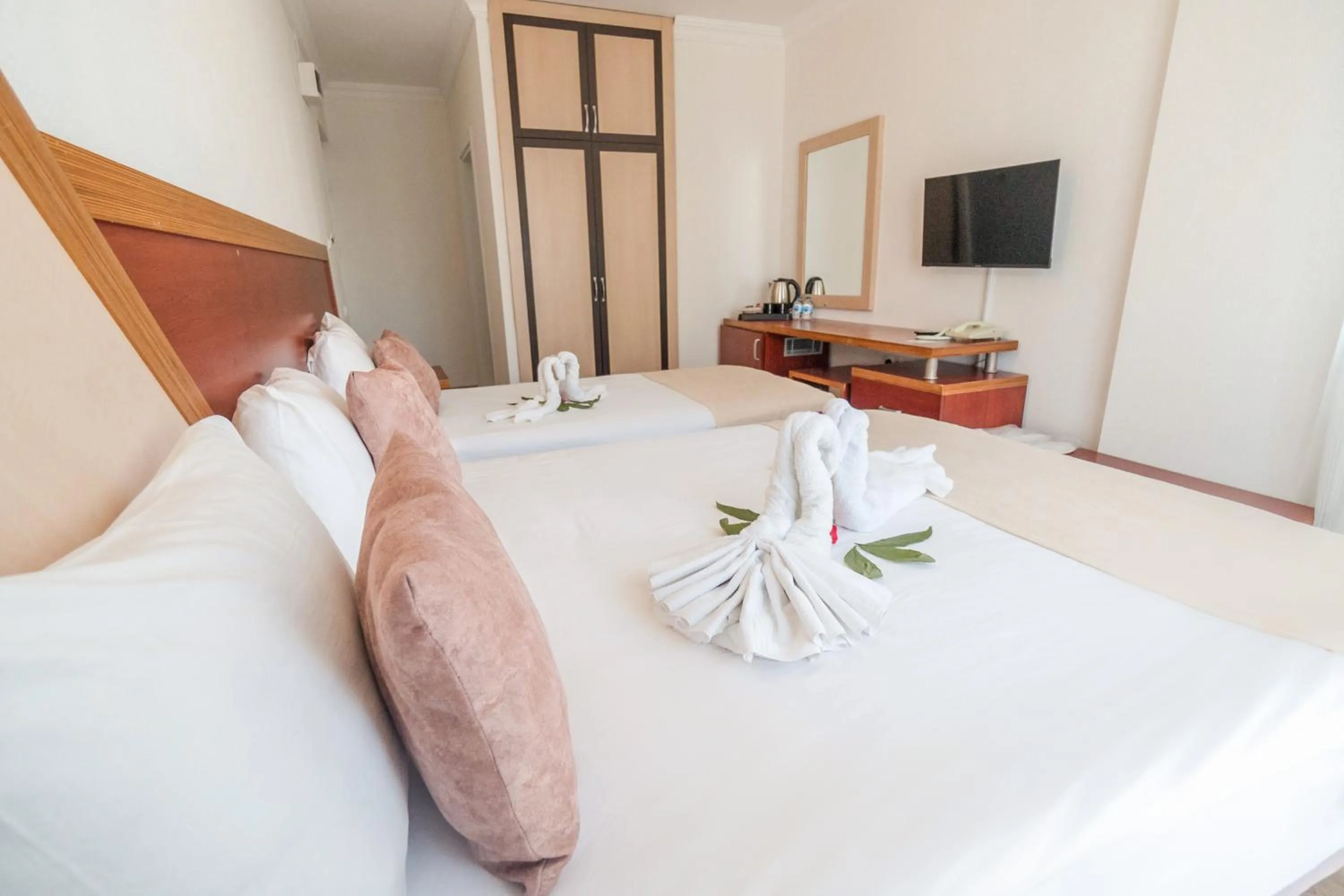 Photo of the whole room, Bed in Far Life Hotel