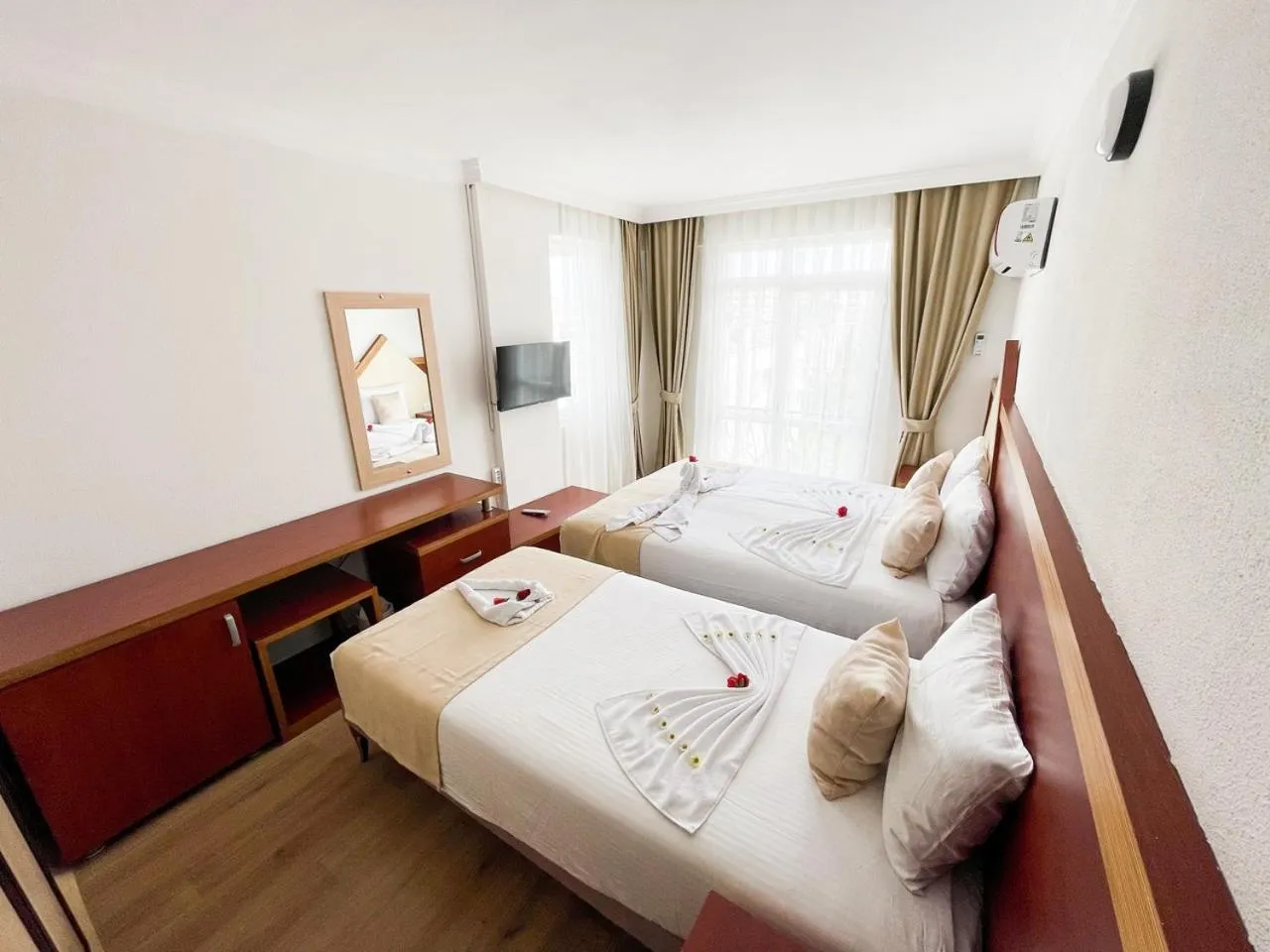 Photo of the whole room, Bed in Far Life Hotel