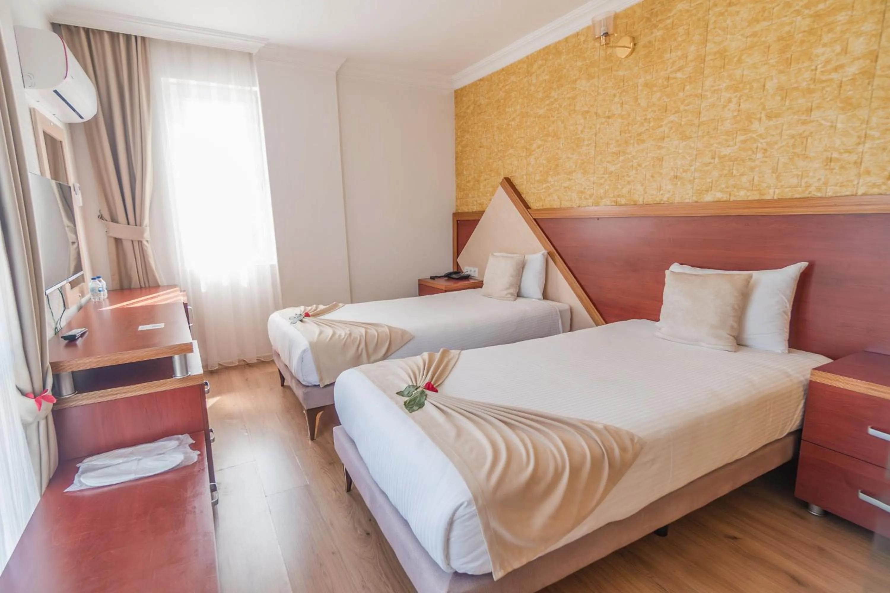 Photo of the whole room, Bed in Far Life Hotel