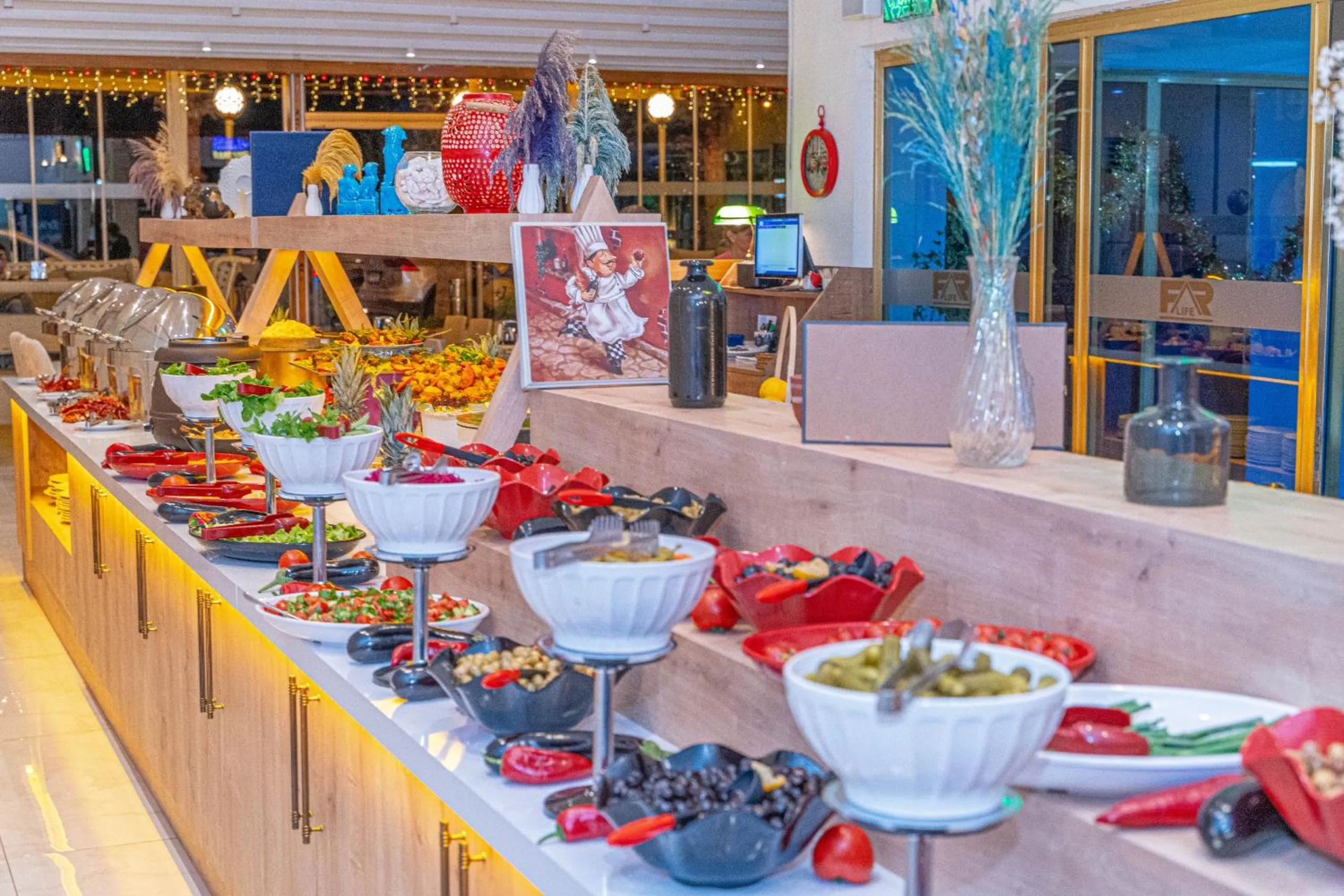 Restaurant/places to eat in Far Life Hotel