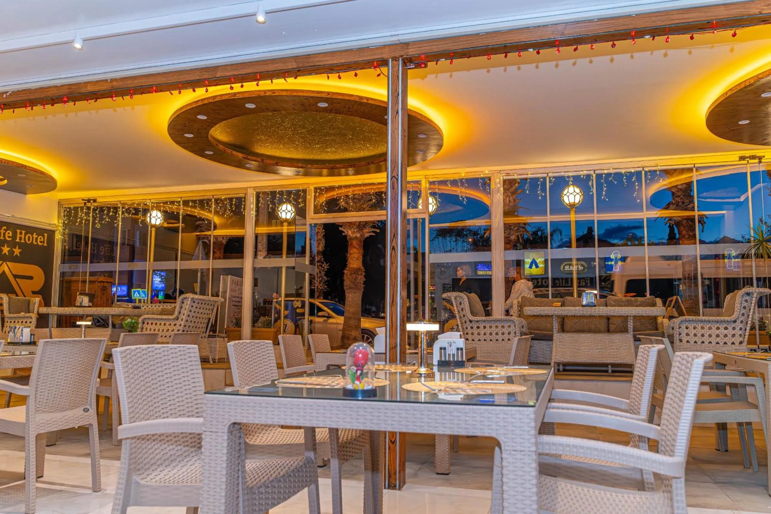 Restaurant/places to eat in Far Life Hotel