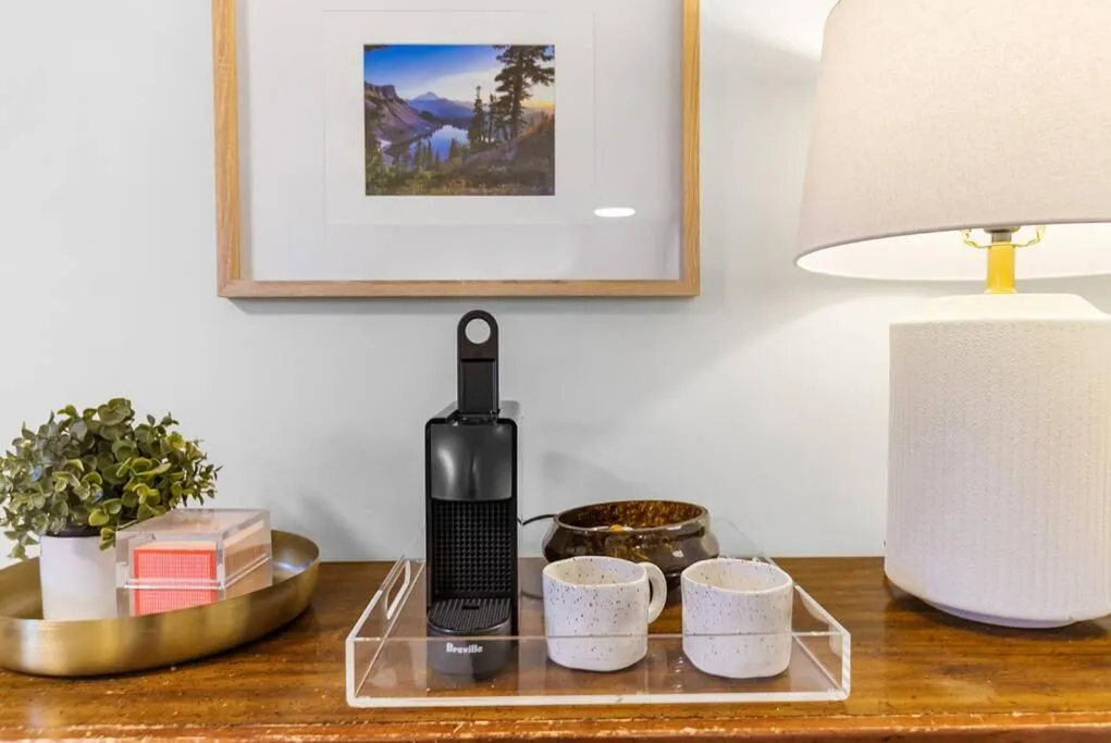 Lilac In Law, Picturesque lower unit