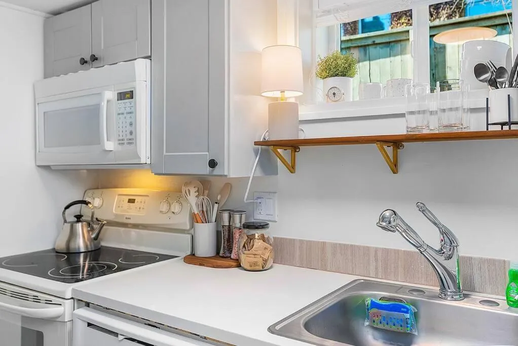 Lilac In Law, Picturesque lower unit